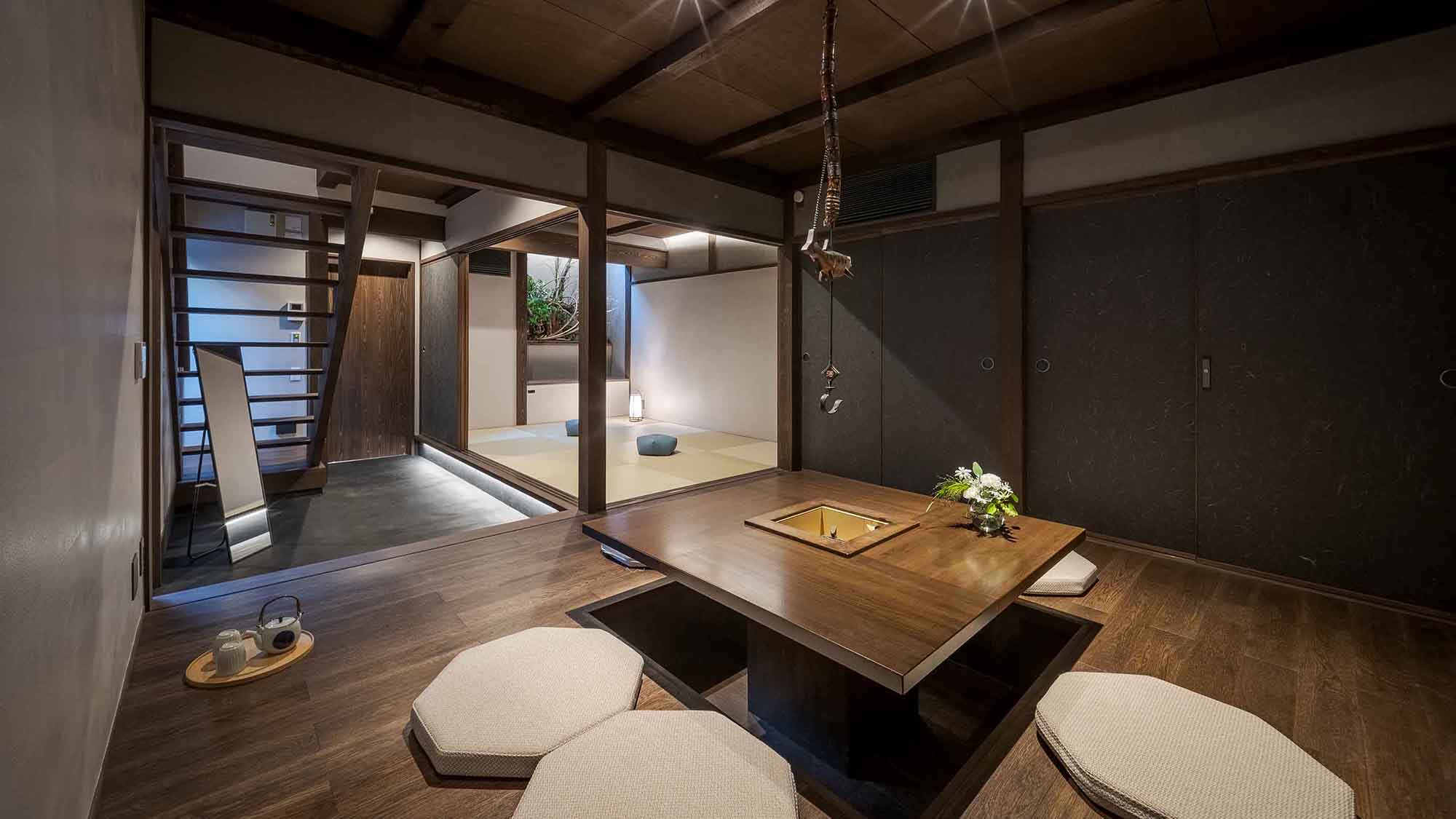 掘り炬燵風の囲炉裏テーブルのあるリビングダイニングと、団欒のひとときを過ごせる和室を中心とした町家の1階。