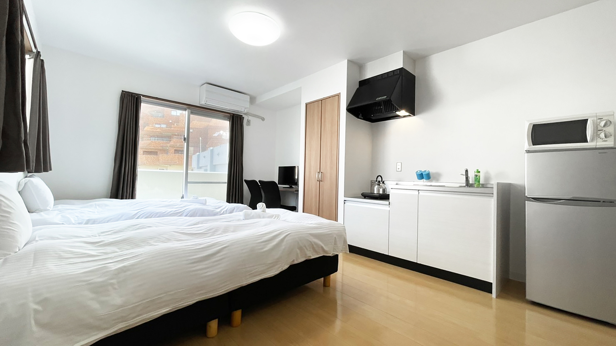 【ツイン：20平米】洗い場付バスルーム、家電付キッチン、必要な物が揃った自宅のようなくつろぎ空間。 