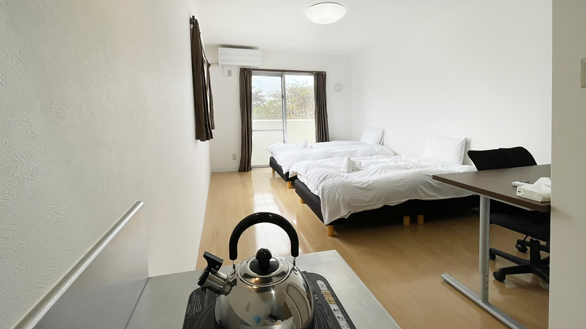 【ツイン：20平米】客室にはIHコンロや電子レンジ、冷蔵庫など必要な設備を取りそろえております。