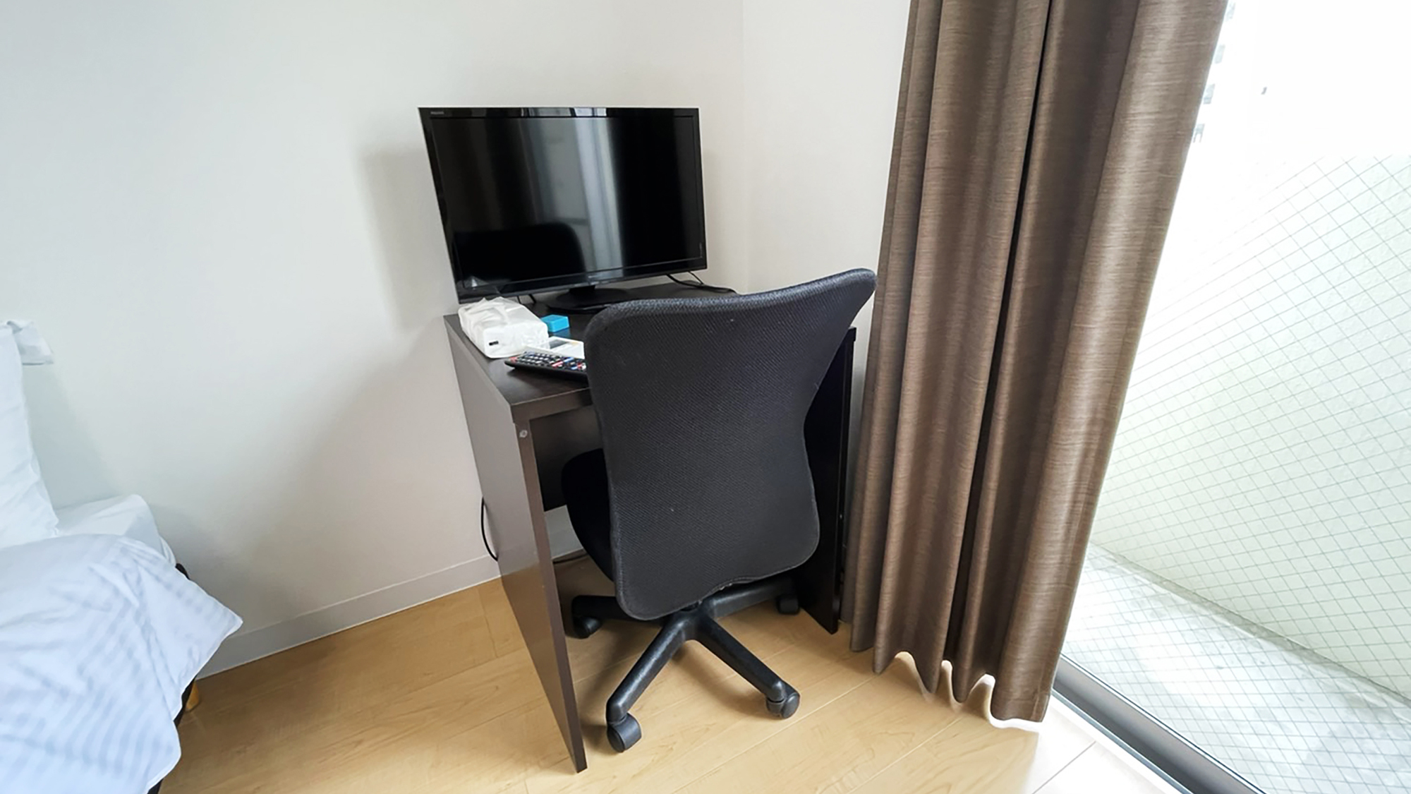 【客室設備】客室にはワーキング用デスク＆チェアを設置。レジャーにもビジネスにも◎。
