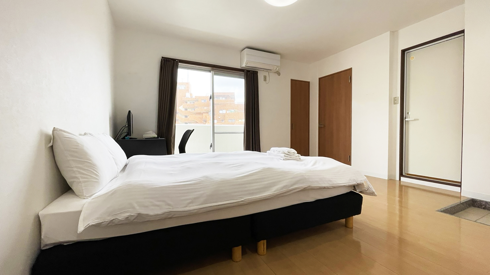 【ダブル：18平米】ゆったり眠れるダブルベッド。キッチンや洗濯機など必要な設備も完備。