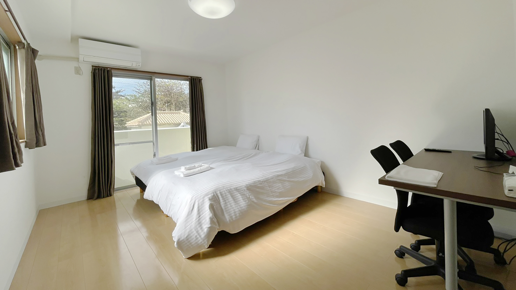 【ツイン：20平米】客室にはワーキング用デスク＆チェアを設置。レジャーにもビジネスにも◎。