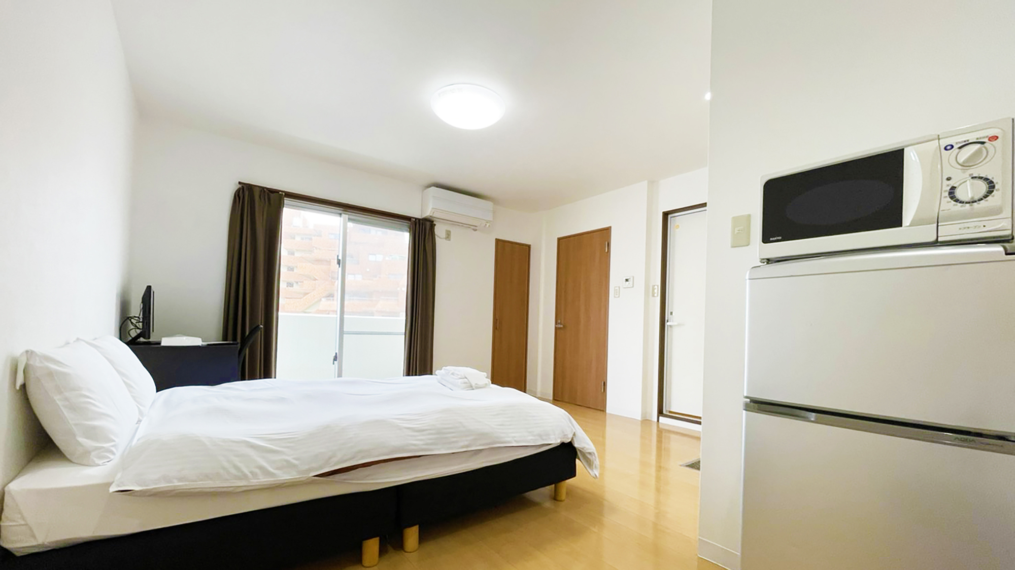 【ダブル：18平米】ゆったり眠れるダブルベッド。キッチンや洗濯機など必要な設備も完備。