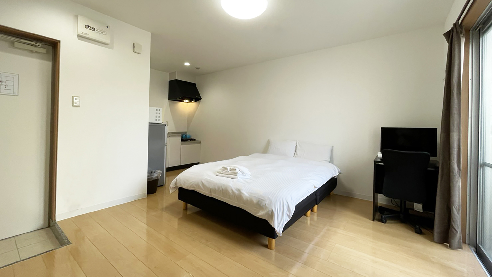 【ダブル：18平米】ゆったり眠れるダブルベッド。キッチンや洗濯機など必要な設備も完備。