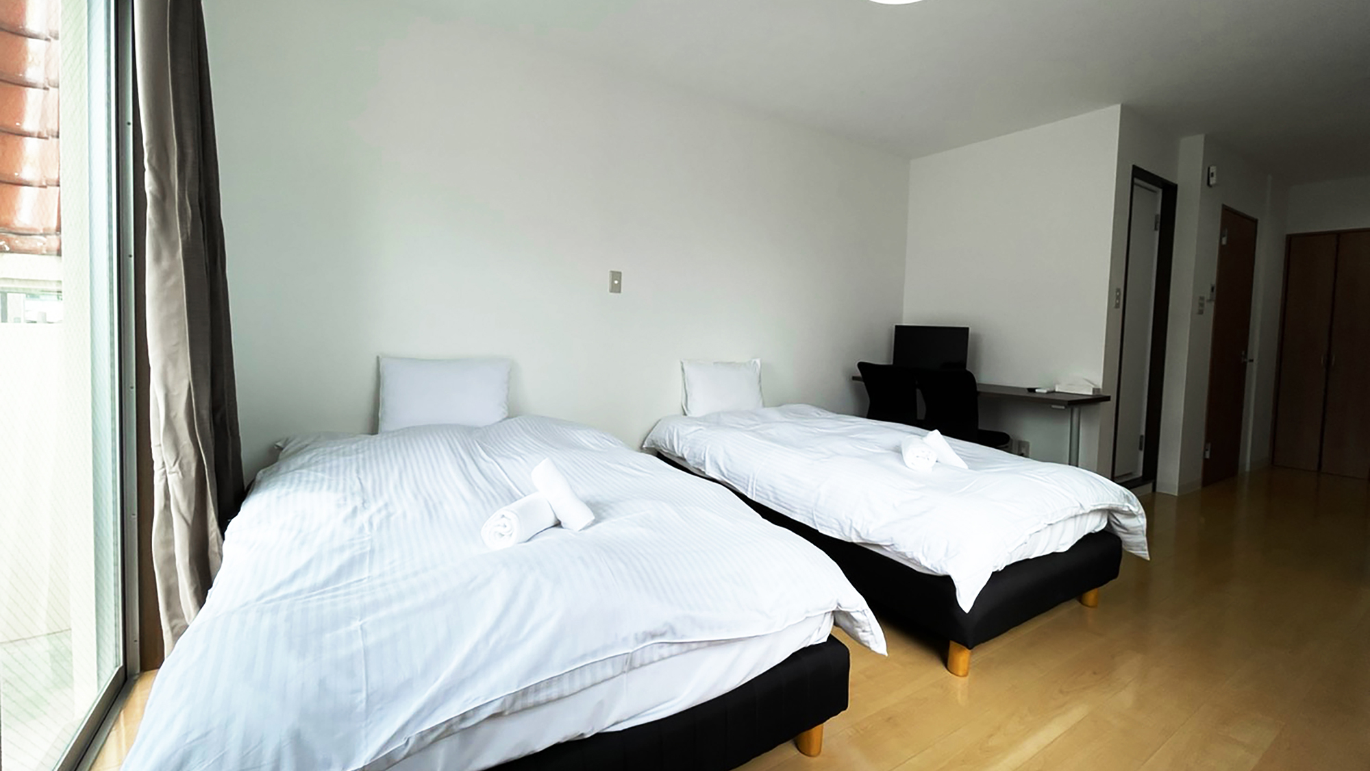 【ツイン：20平米】2人でもゆったり眠れるツインベッド。キッチンや洗濯機など必要な設備も完備。