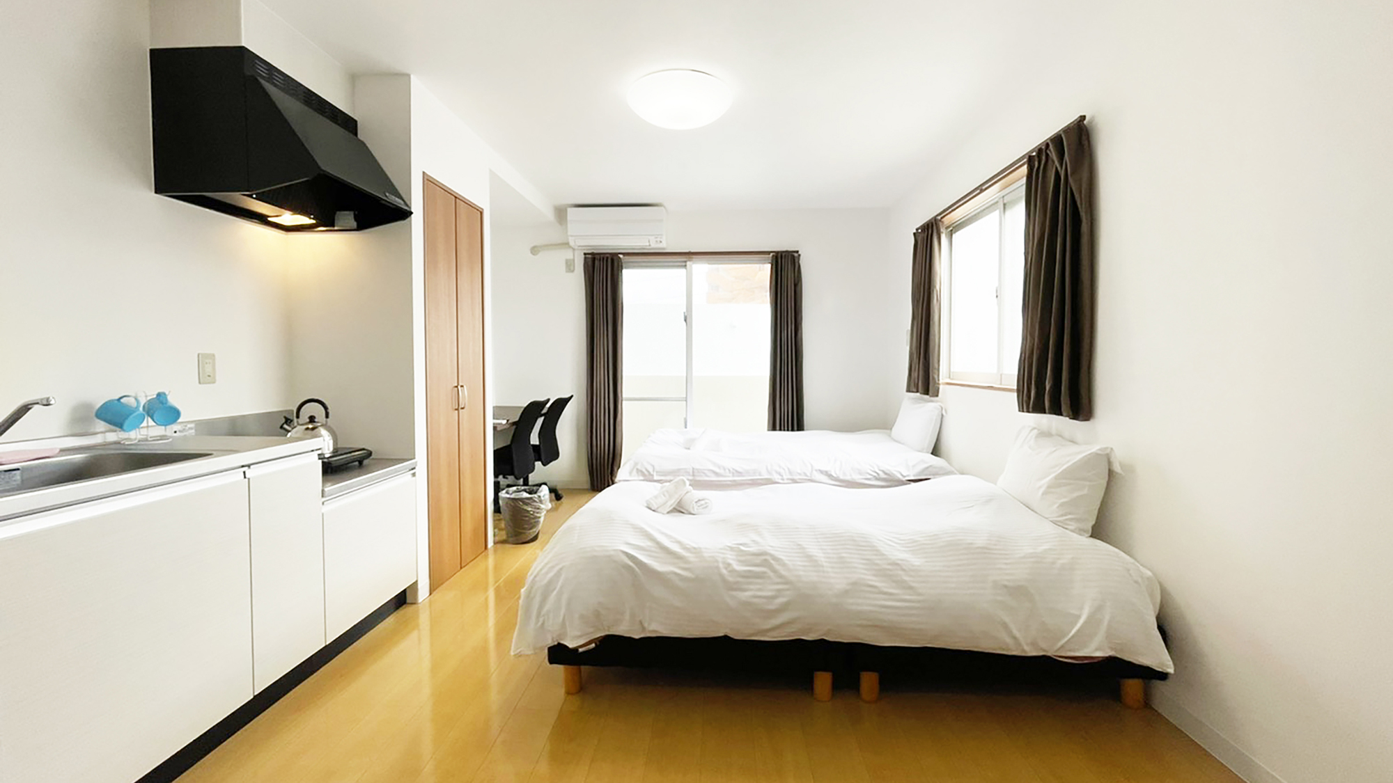 【ツイン：20平米】客室にはIHコンロや電子レンジ、冷蔵庫など必要な設備を取りそろえております。