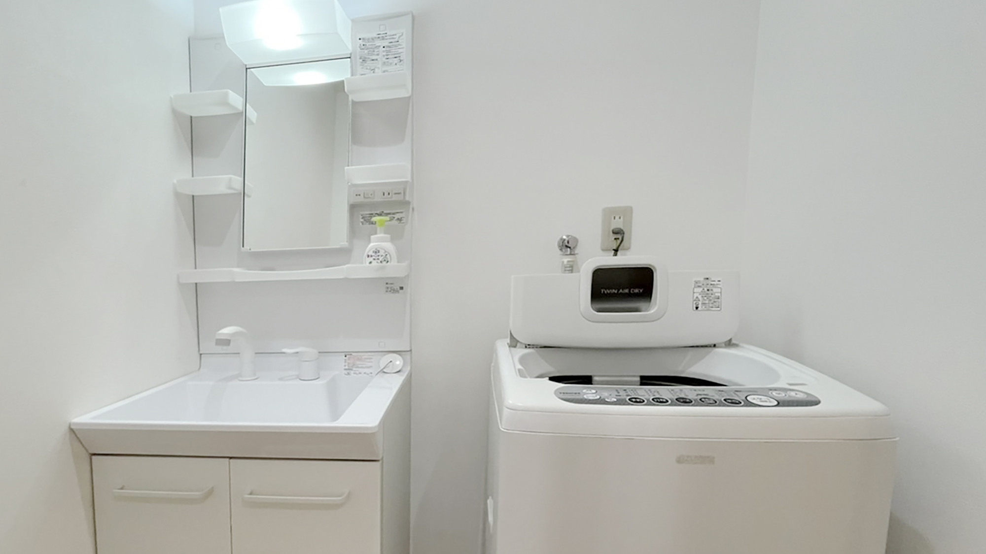 【客室設備】洗い場付バスルーム、家電付キッチン、洗濯機などの設備を整えております。