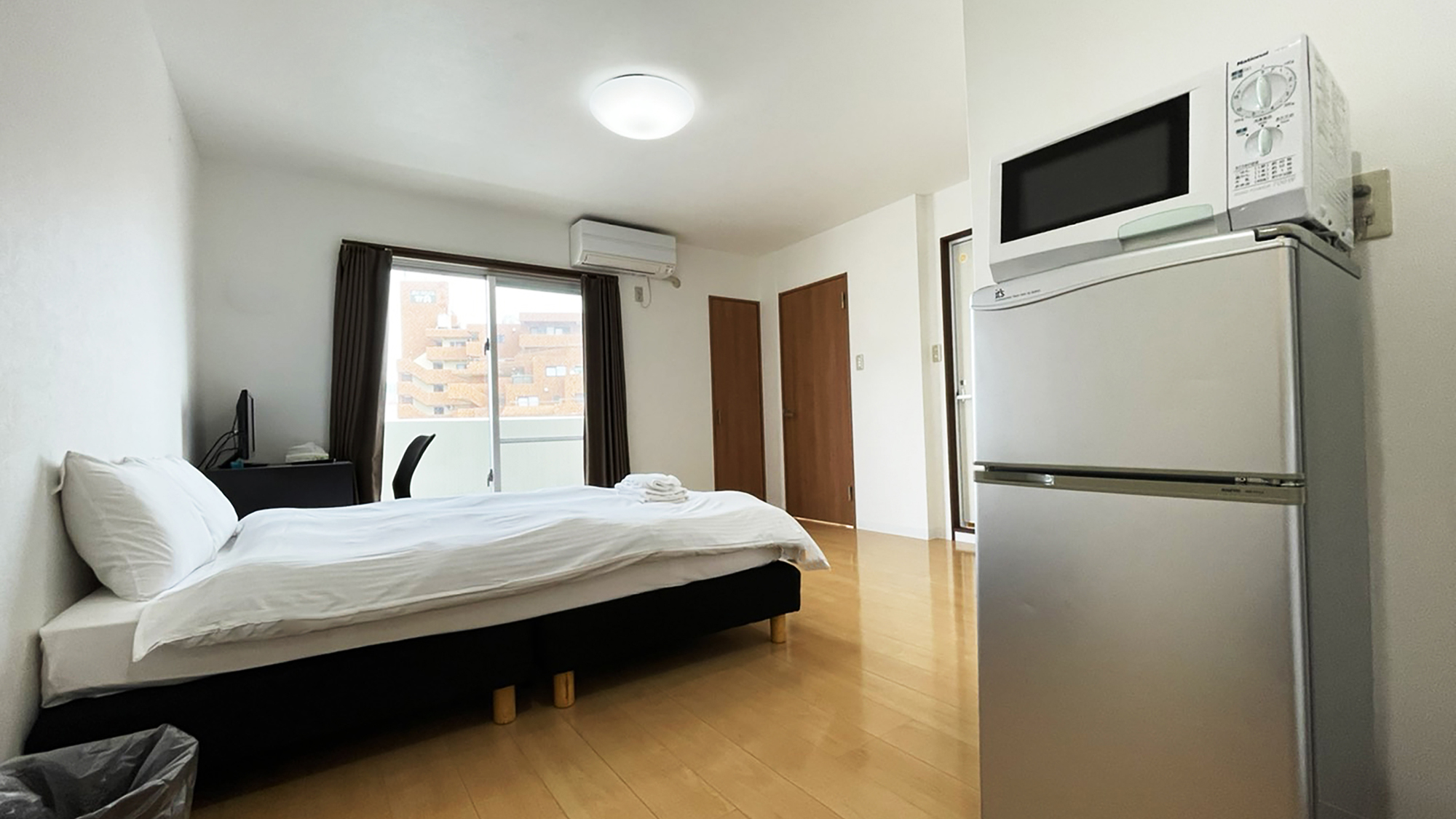 【ダブル：18平米】客室にはIHコンロや電子レンジ、冷蔵庫など必要な設備を取りそろえております。