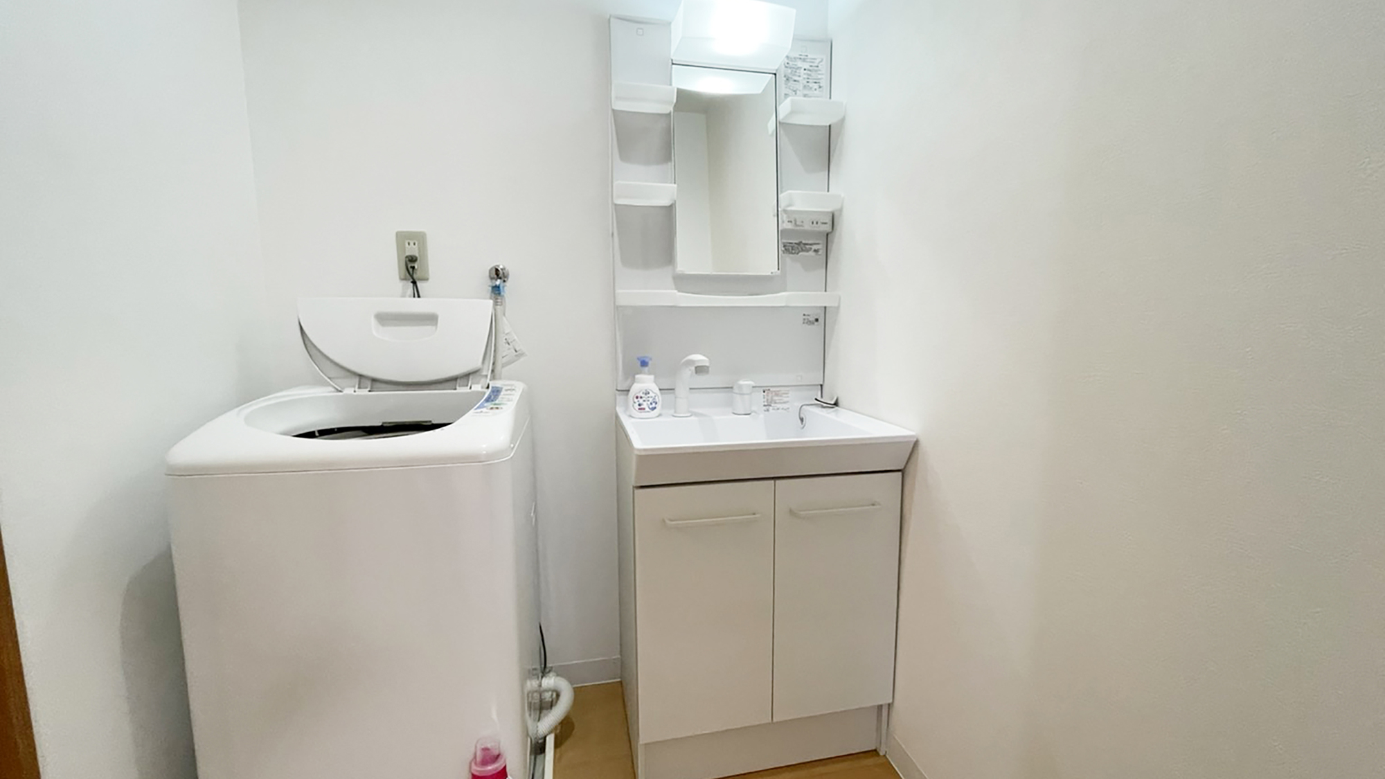 【客室設備】洗い場付バスルーム、家電付キッチン、洗濯機などの設備を整えております。