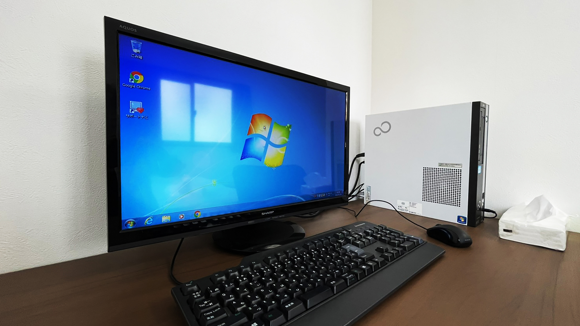 【客室設備】客室にはワーキング用デスク＆チェアを設置。レジャーにもビジネスにも◎。