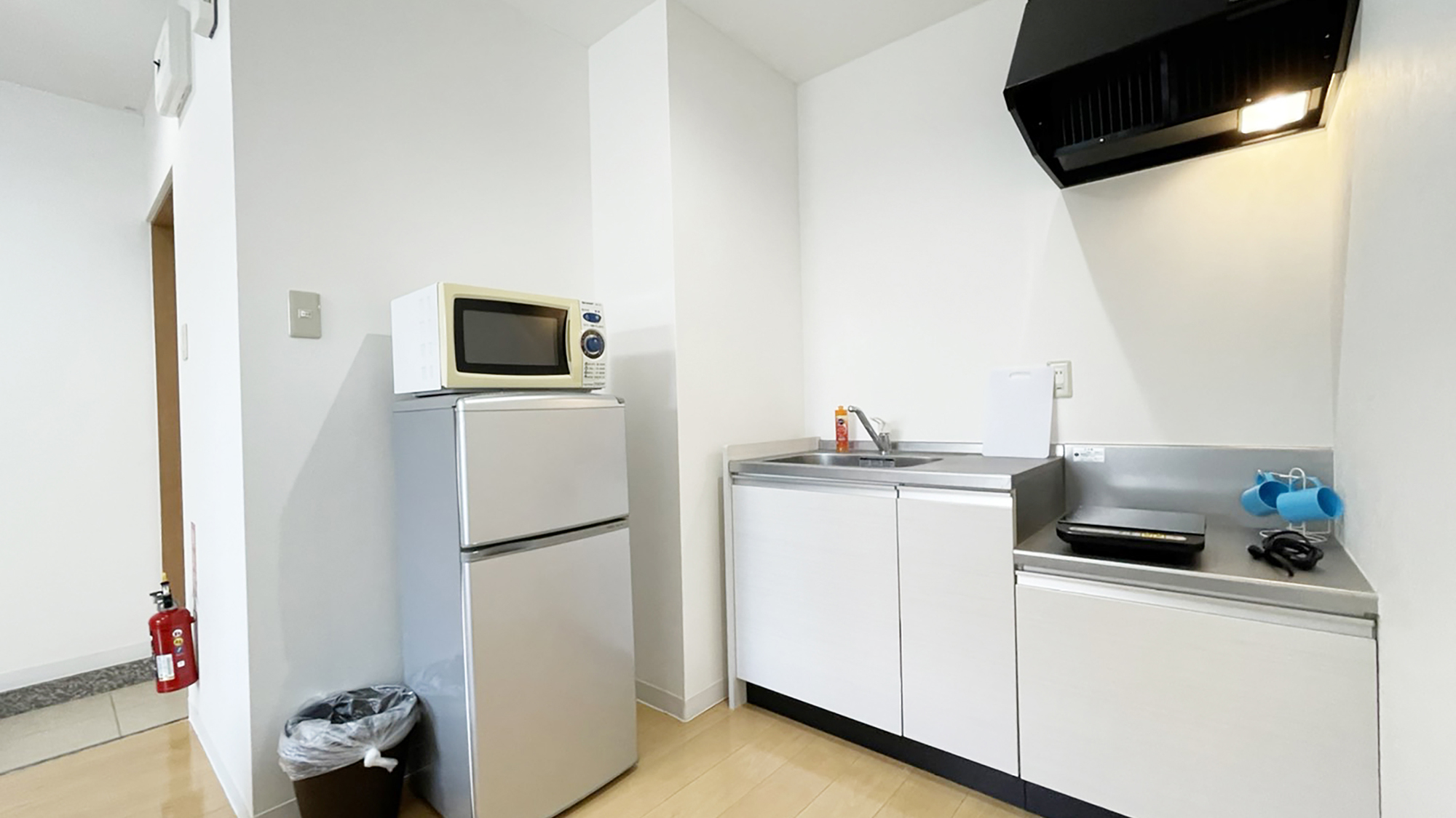 【ダブル：18平米】客室にはIHコンロや電子レンジ、冷蔵庫など必要な設備を取りそろえております。