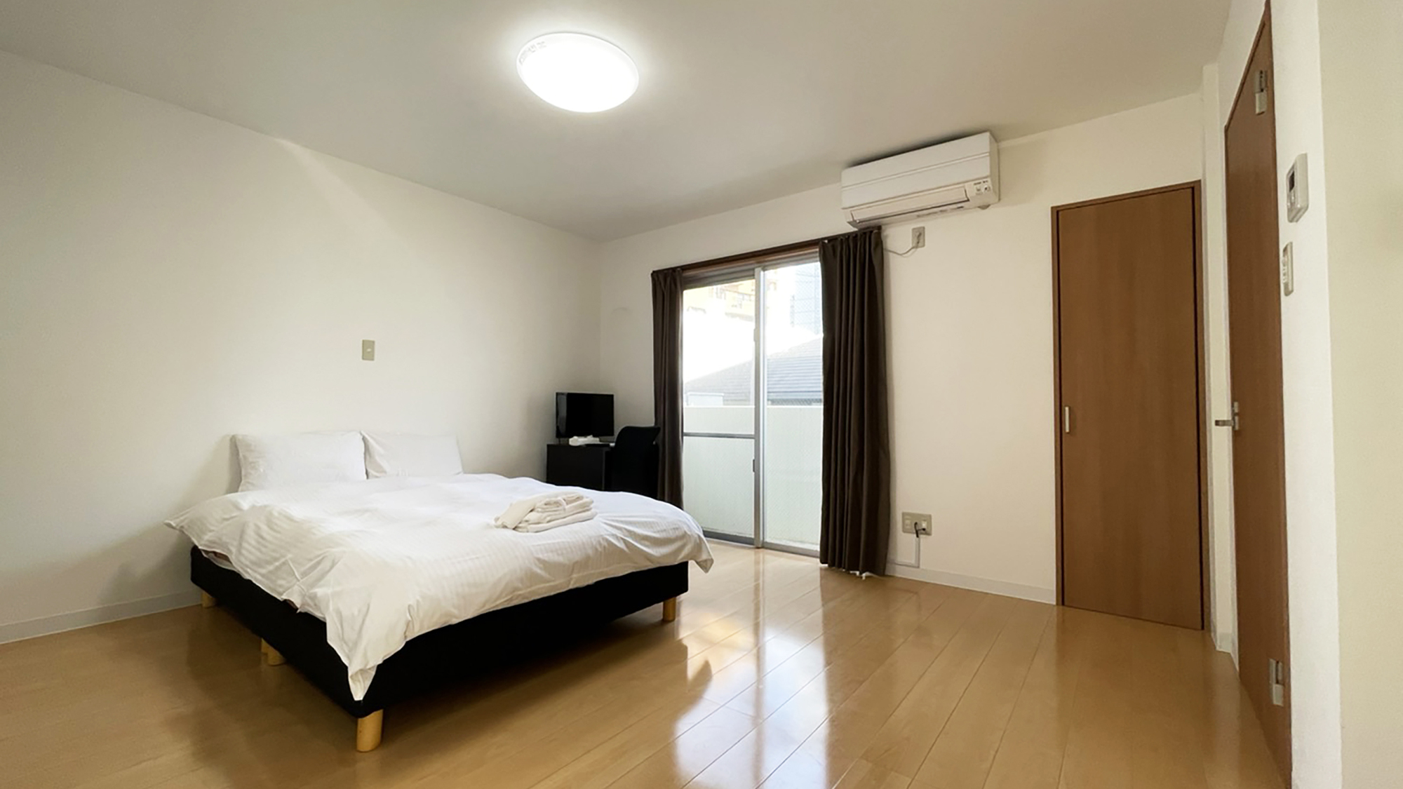 【ダブル：18平米】洗い場付バスルーム、家電付キッチン、必要な物が揃った自宅のようなくつろぎ空間。