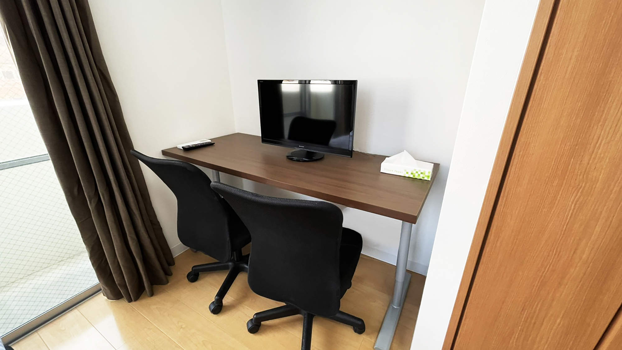 【客室設備】客室にはワーキング用デスク＆チェアを設置。レジャーにもビジネスにも◎。