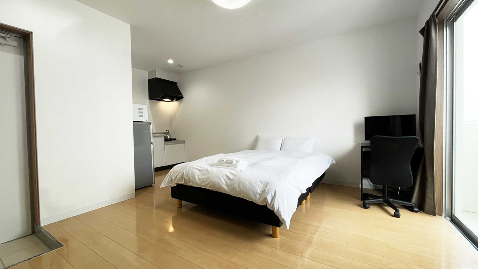 【ダブル：18平米】客室にはIHコンロや電子レンジ、冷蔵庫など必要な設備を取りそろえております。