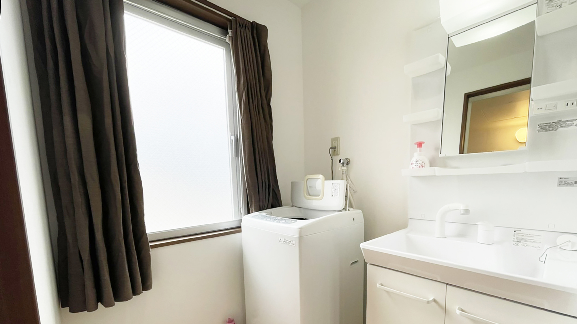 【客室設備】洗い場付バスルーム、家電付キッチン、洗濯機などの設備を整えております。