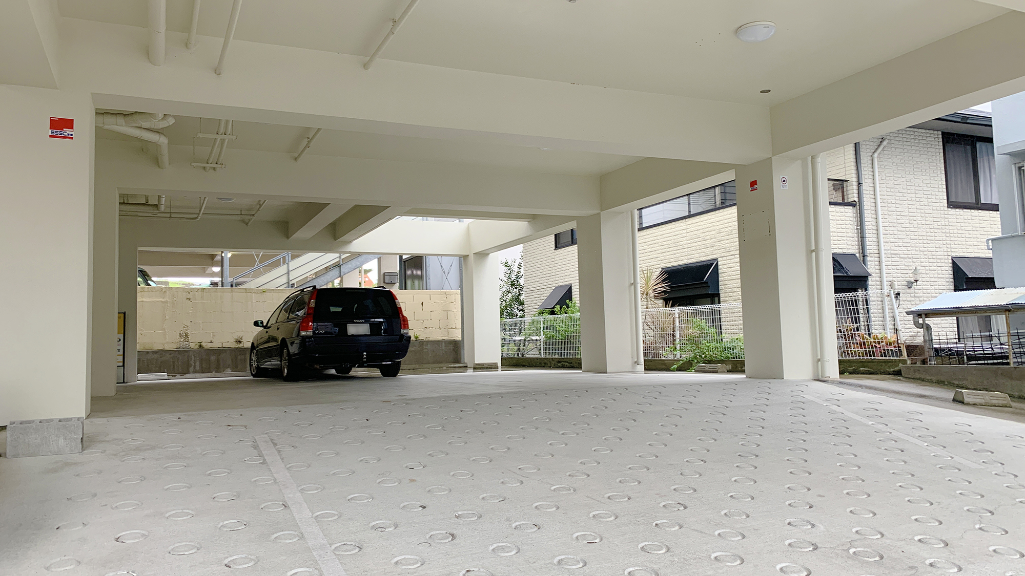 【屋内駐車場】先着順となります（ご予約不可）※満車時は近隣のコインパーキングをご利用ください。