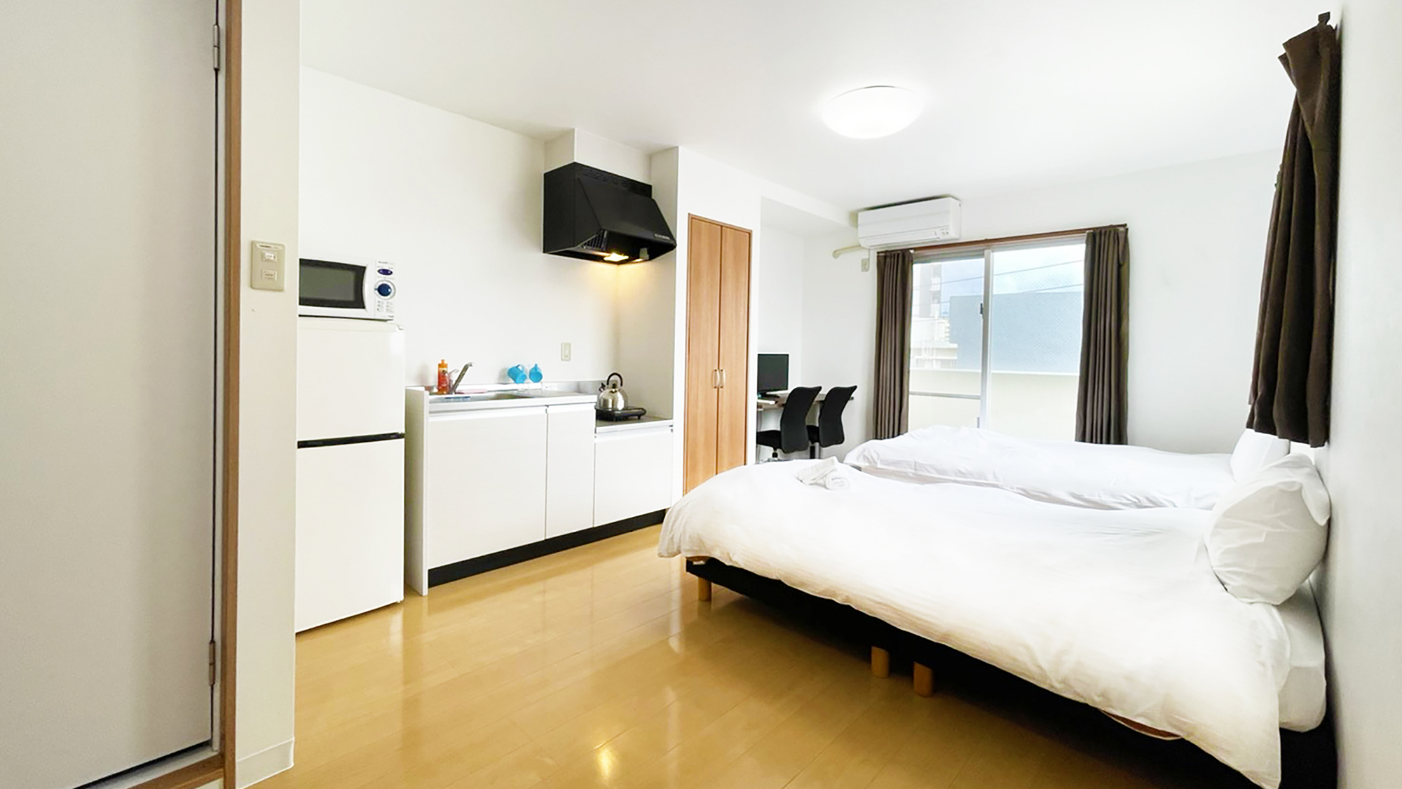 【ツイン：20平米】2人でもゆったり眠れるツインベッド。キッチンや洗濯機など必要な設備も完備。 