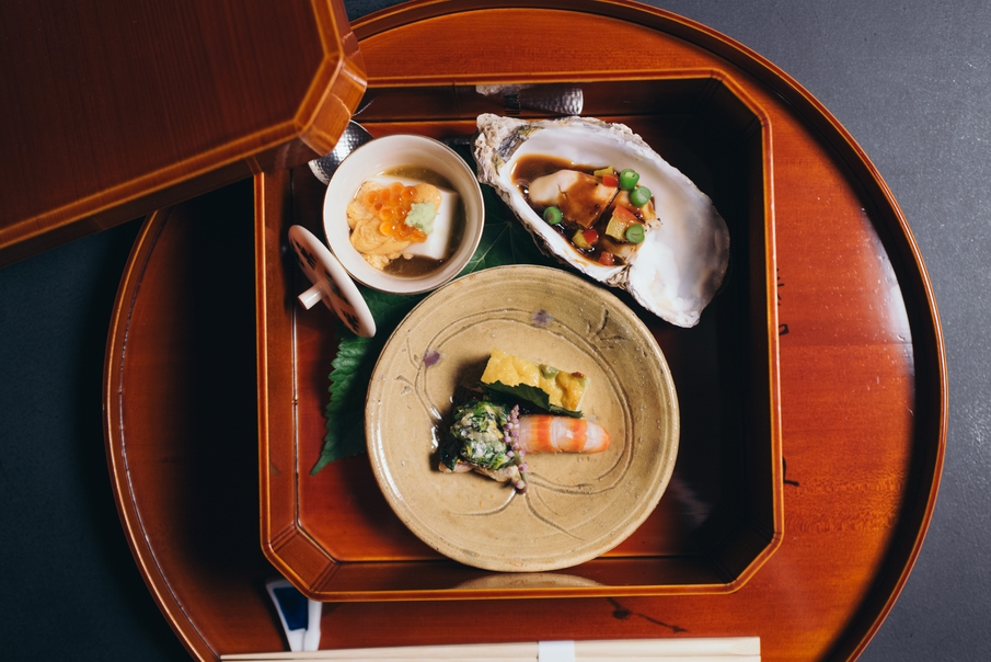 【5％OFF】【楽天スーパーSALE】忍冬酒と季節の和食コースで心とからだをときほぐす旅｜2食付き