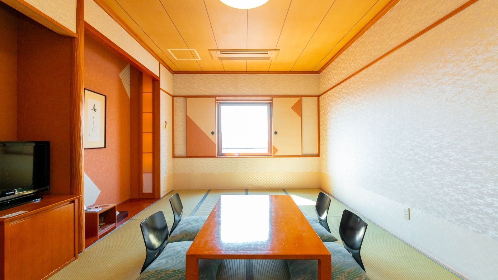 【和室】伝統的な和の魅力が感じられる広々とした客室