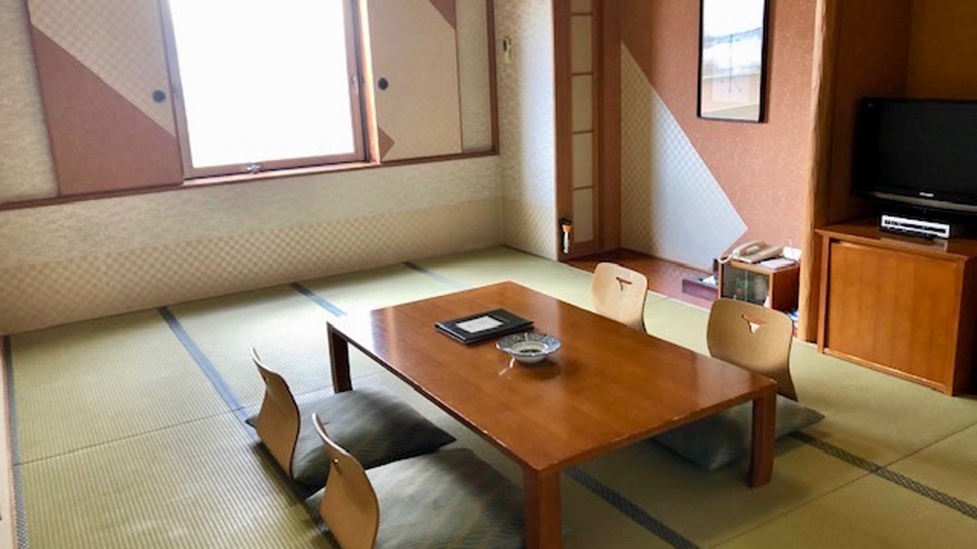 【和室】足を伸ばしてくつろげる畳のお部屋。