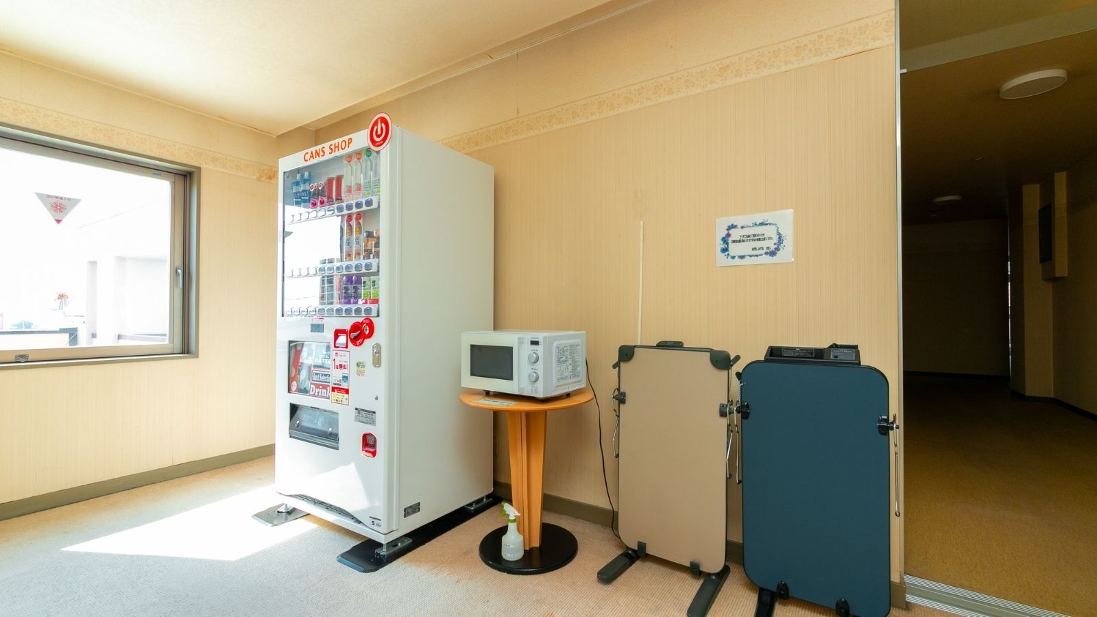 共用スペースの自販機と電子レンジエリア