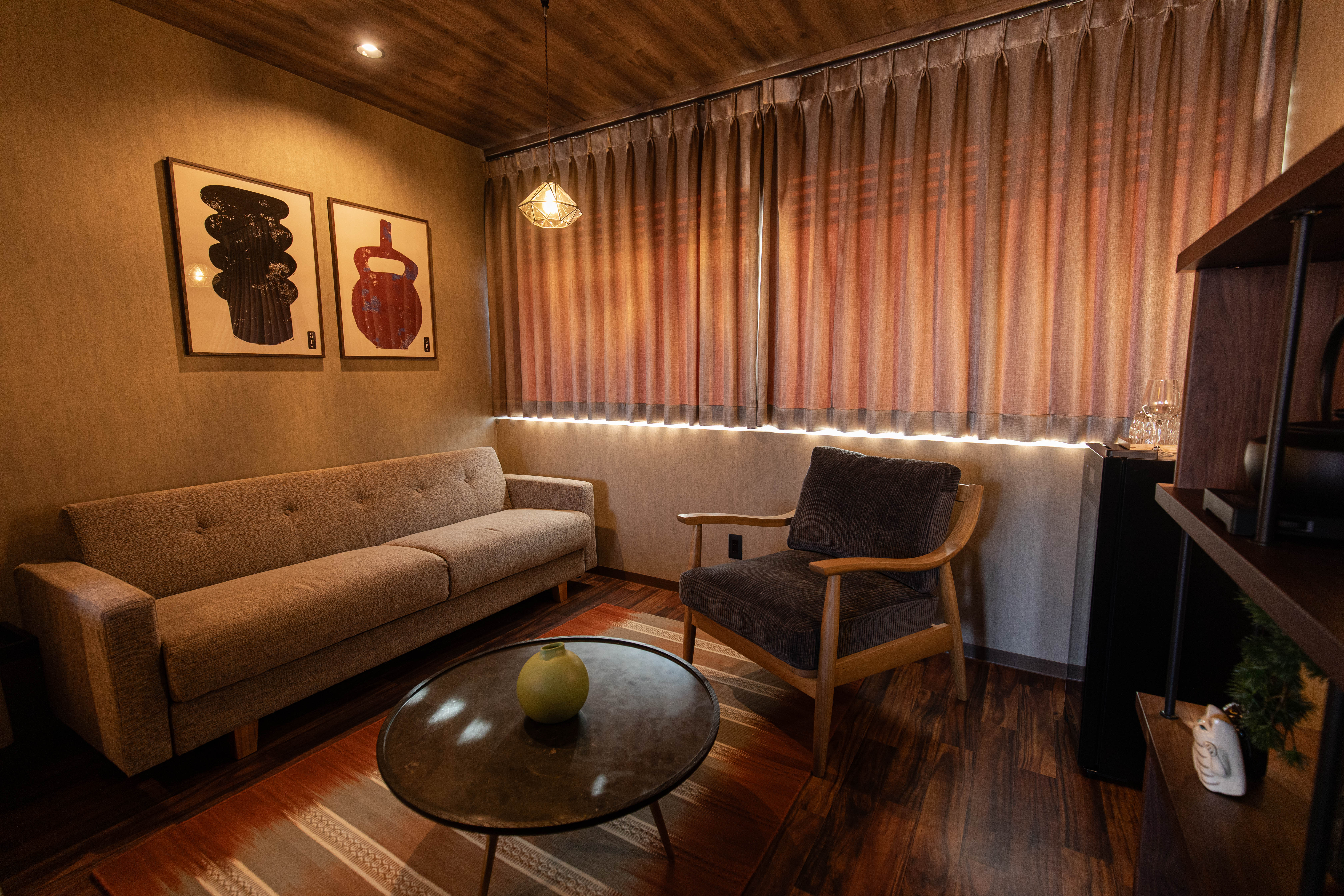 おしゃれな家具を配したダイニングスペース。十分にくつろぐことができる広さです。