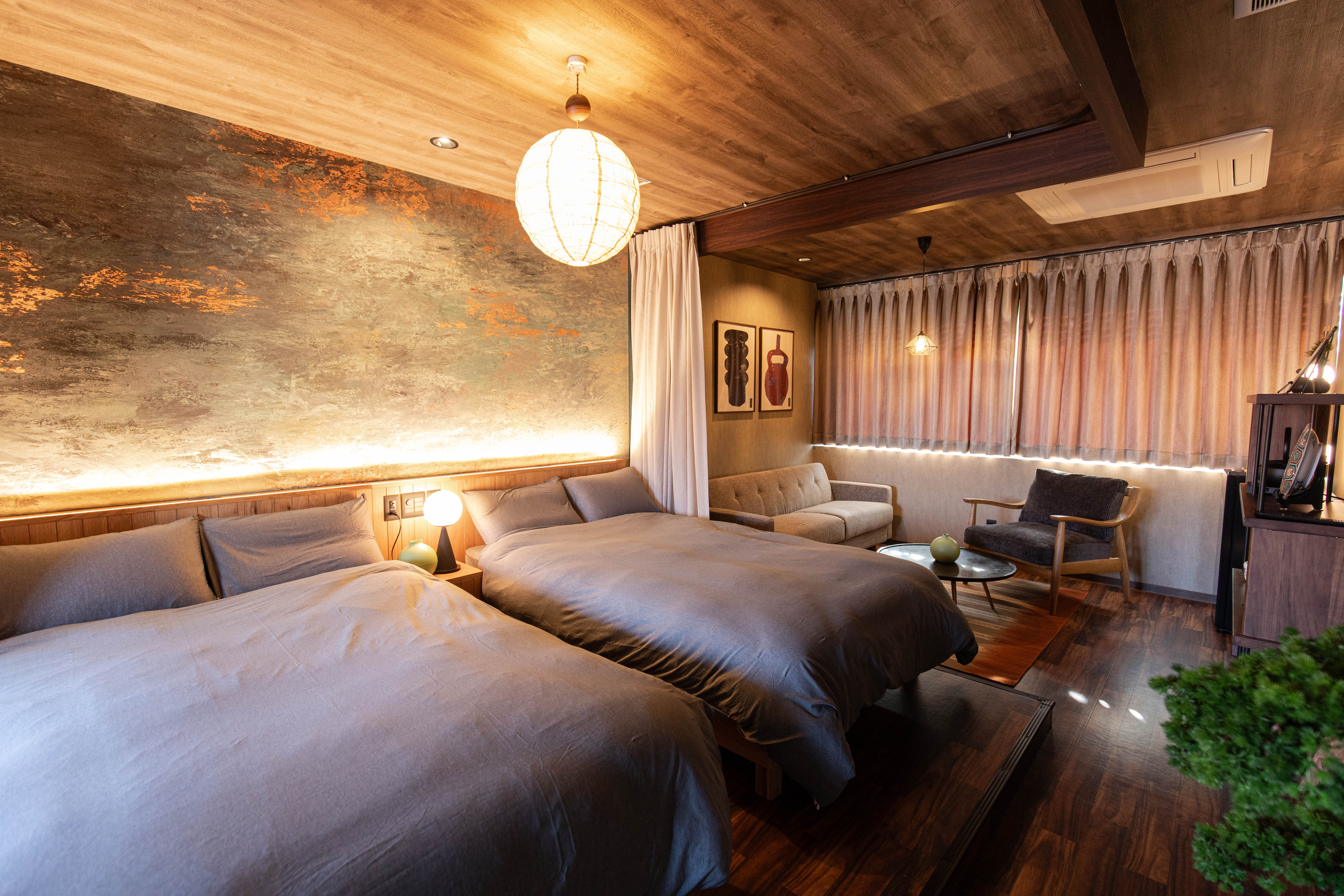 広々としたセミダブルダブルを2台設置したベッドルーム