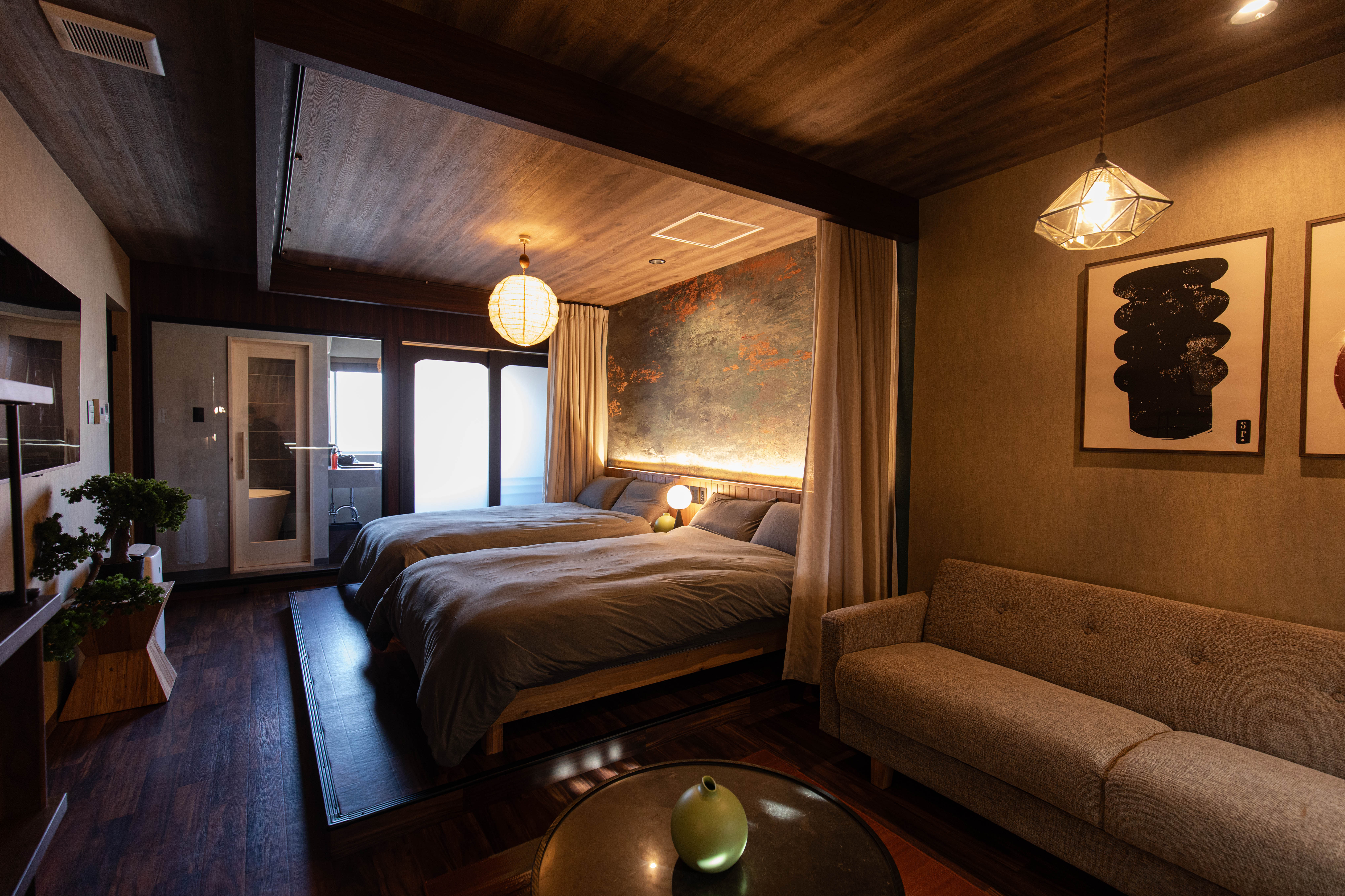 ダイニングスペースからベッドルームを臨む。広々としていてくつろぎの空間としては十分です。ゆっくりとお寛ぎください。