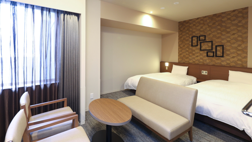 ■トリプル：広さ36㎡・シモンズベッド（120cm幅×2、160㎝幅）シャワーブース・スマートテレビ