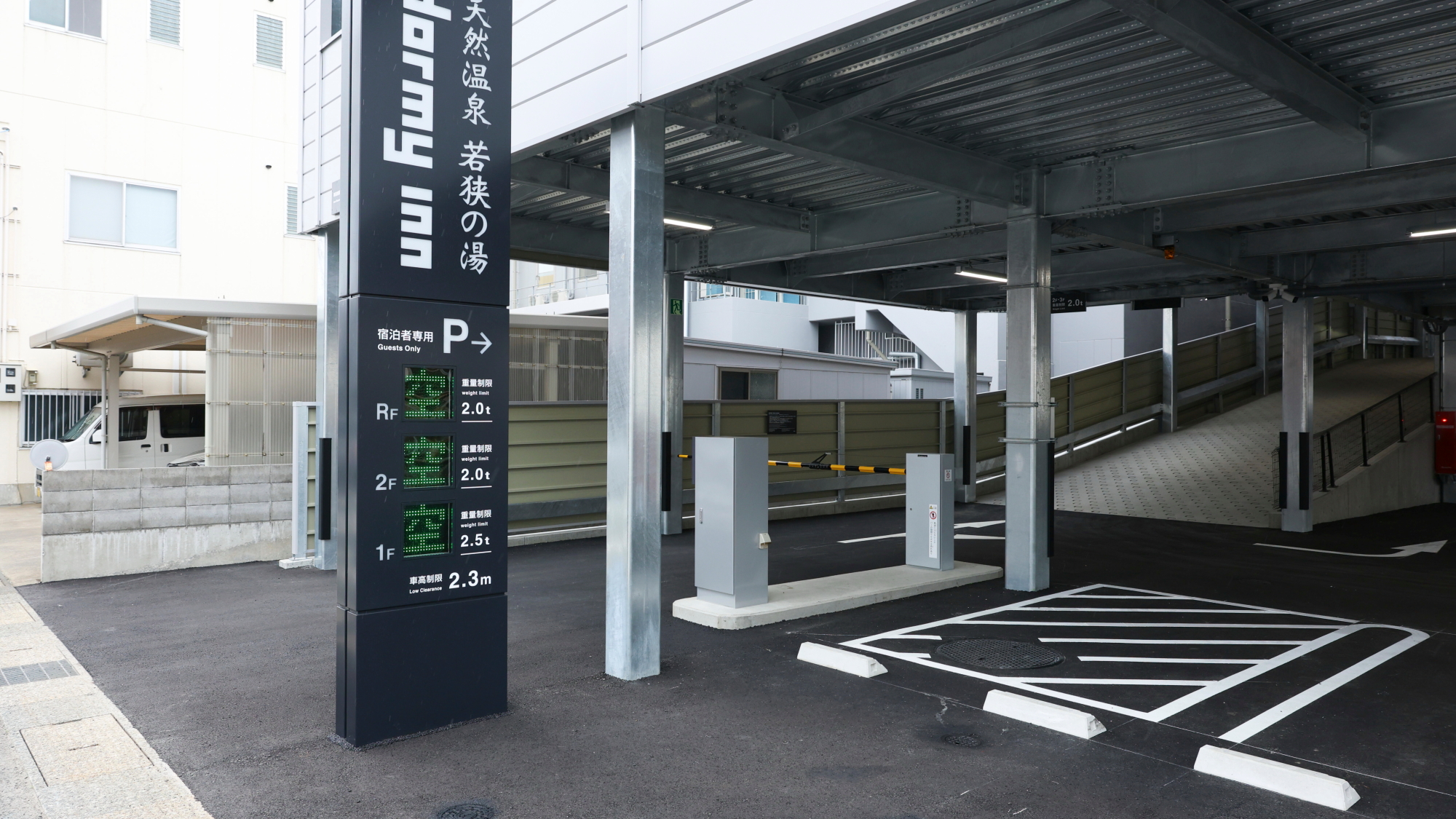 ■自走式立体駐車場 ・先着順46台 ・1泊800円