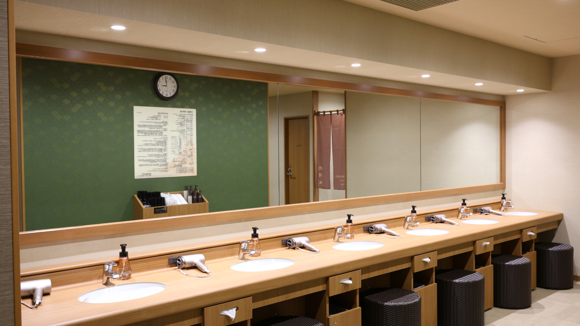 ■女性大浴場　パウダースペース