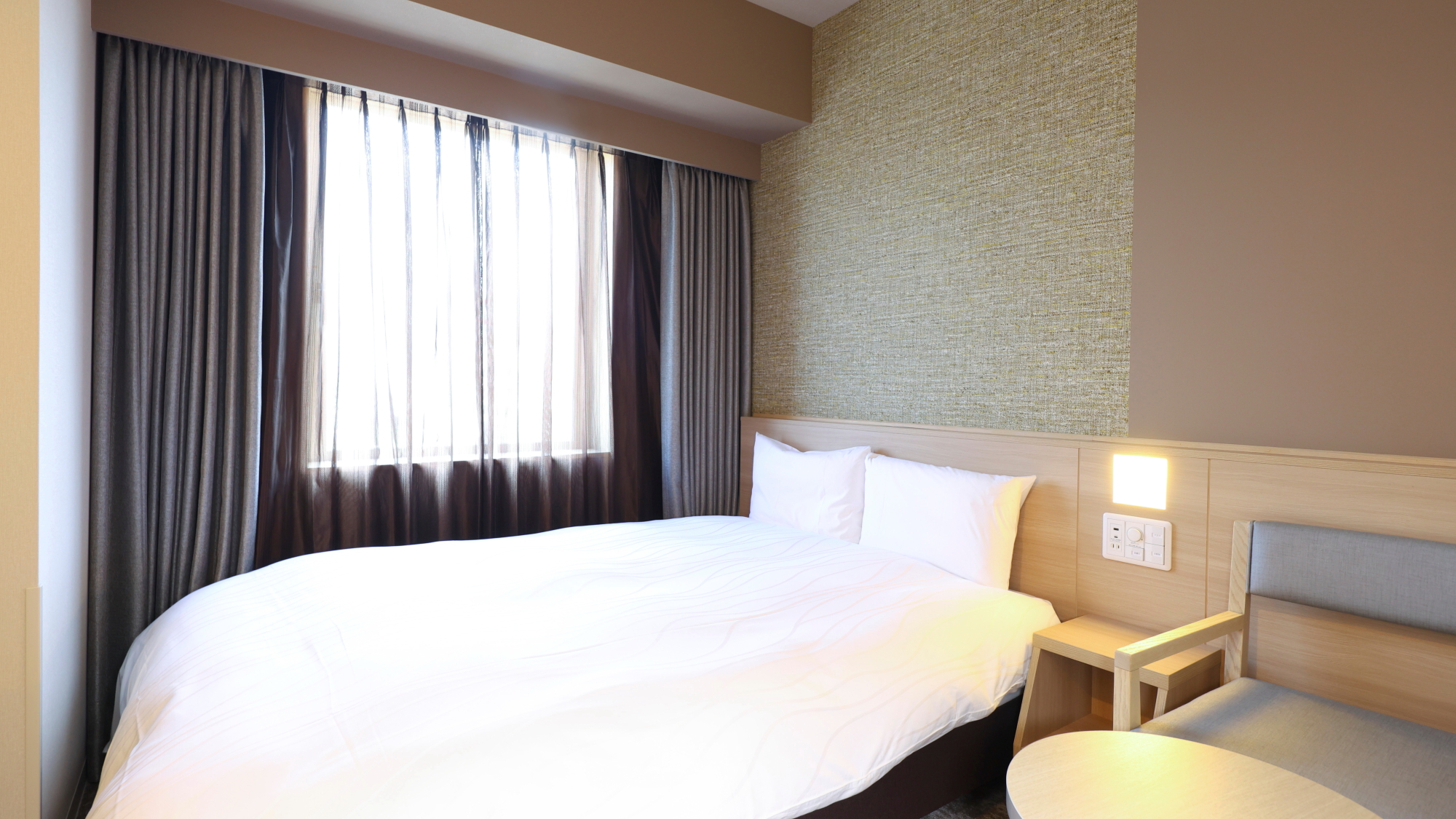 ■ダブル：広さ15㎡～19.5㎡・シモンズベッド（140cm&times;195㎝）・シャワーブース付・スマート