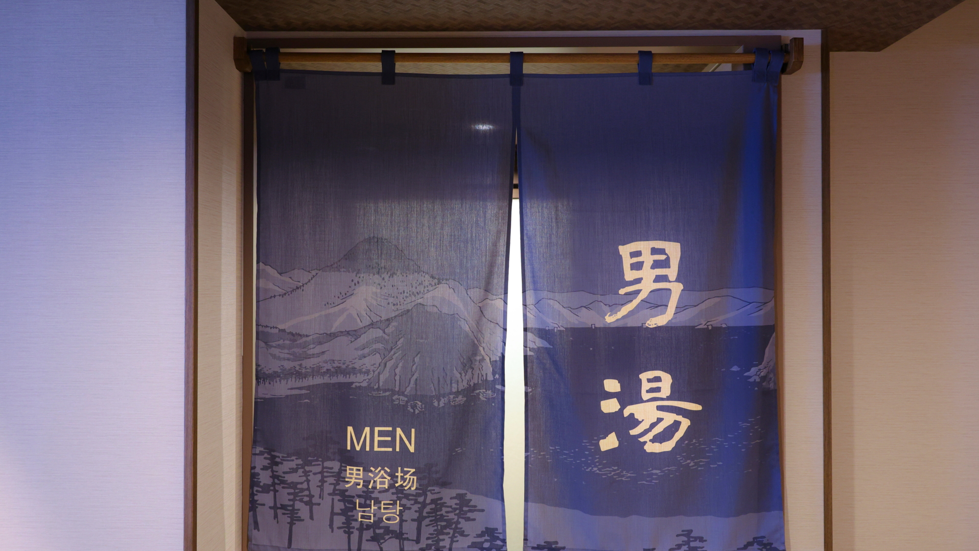 ■男性大浴場入口　15時から朝10時まで夜通しご利用いただけます