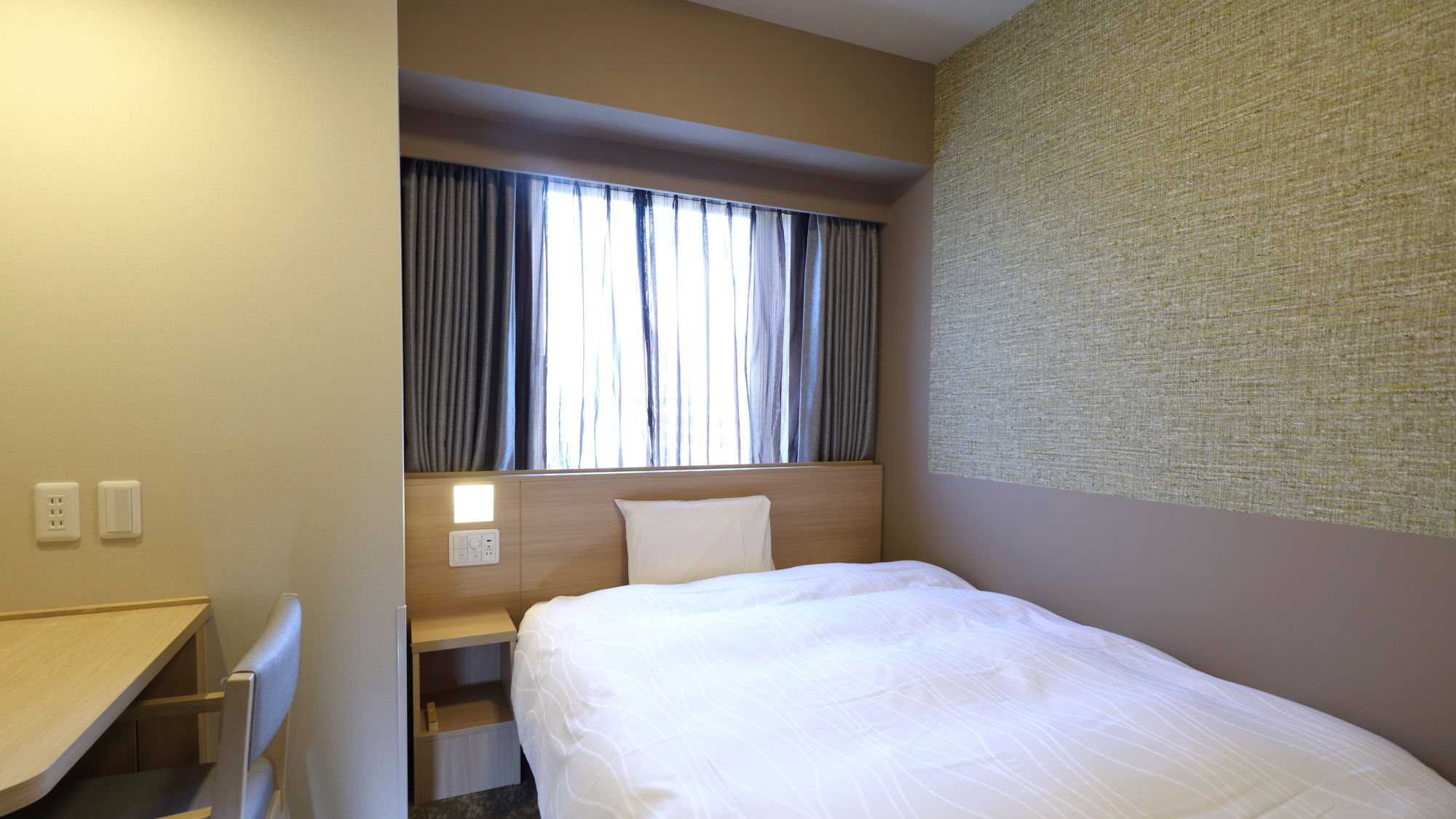 ■シングル：広さ15㎡・シモンズベッド（140cm&times;195㎝）・シャワーブース付・スマートテレビ