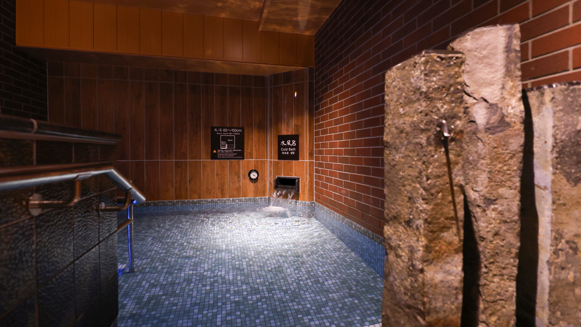 ■水風呂（水温：13～14℃）