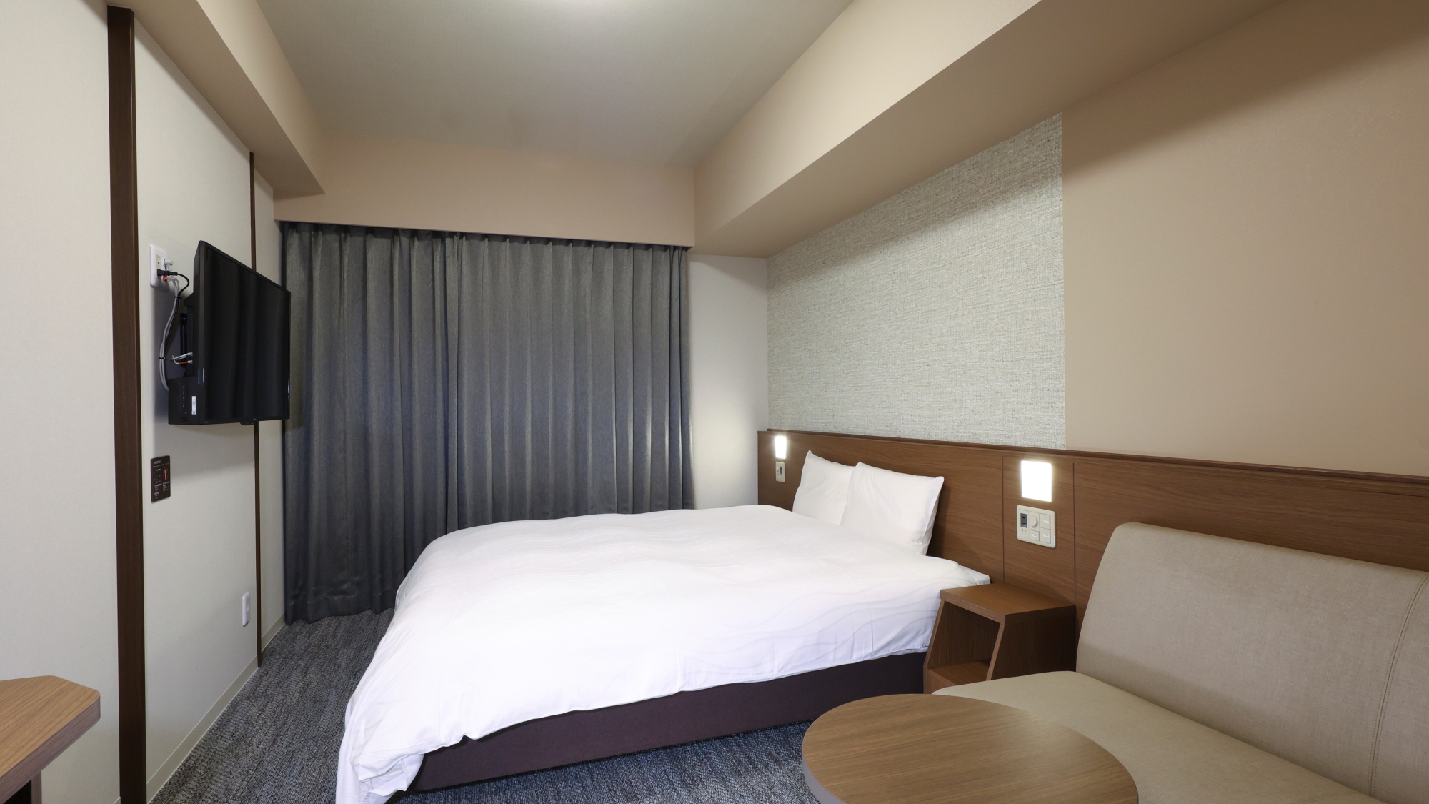 ■デラックスクイーン：広さ24㎡・シモンズベッド（160cm&times;195㎝）・シャワーブース付・スマート