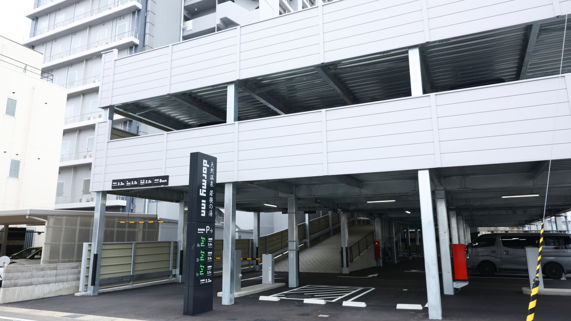 ■自走式立体駐車場 ・先着順46台 ・1泊800円