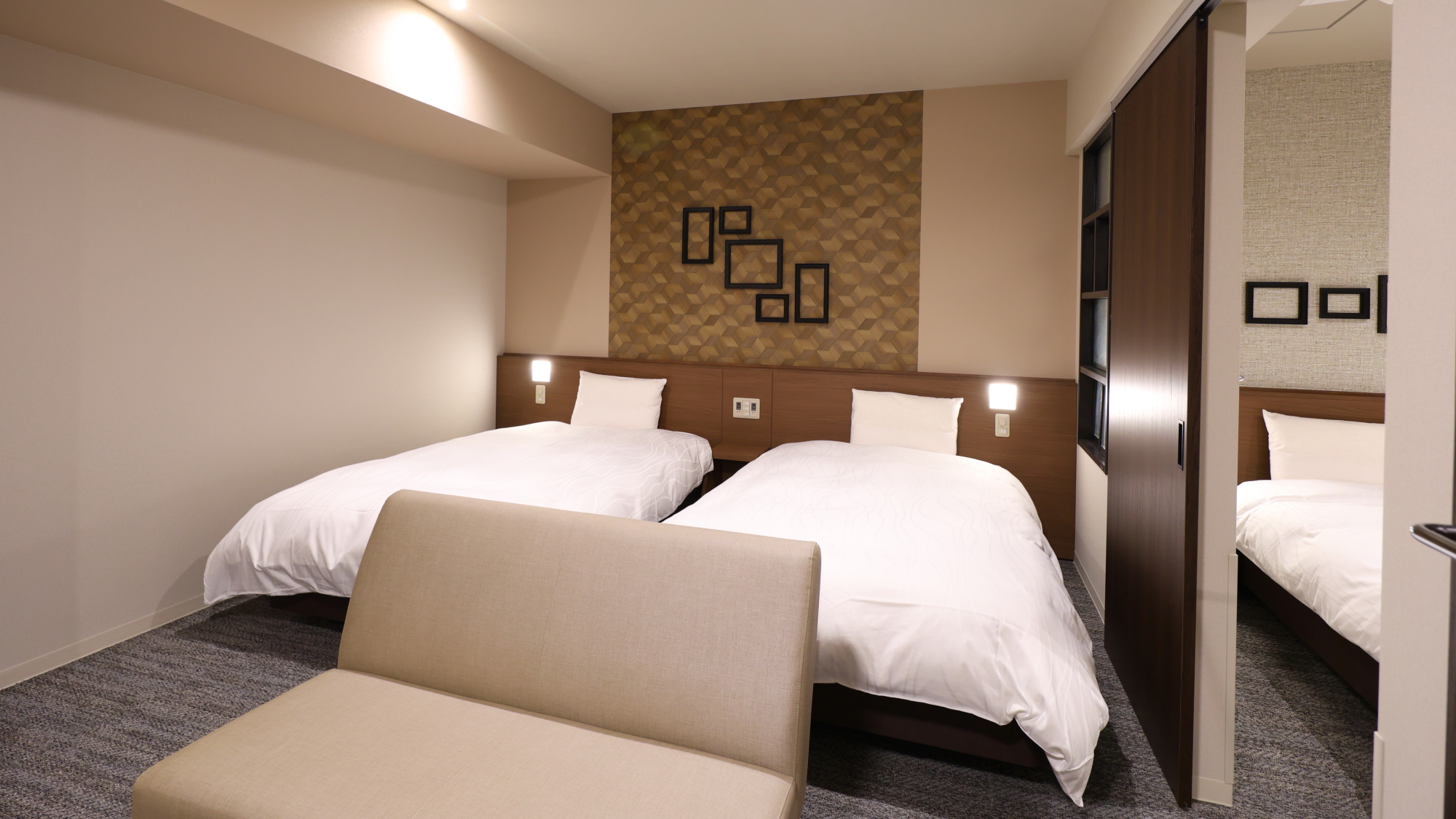 ■トリプル：広さ36㎡・シモンズベッド（120cm幅&times;2、160㎝幅）シャワーブース・スマートテレビ