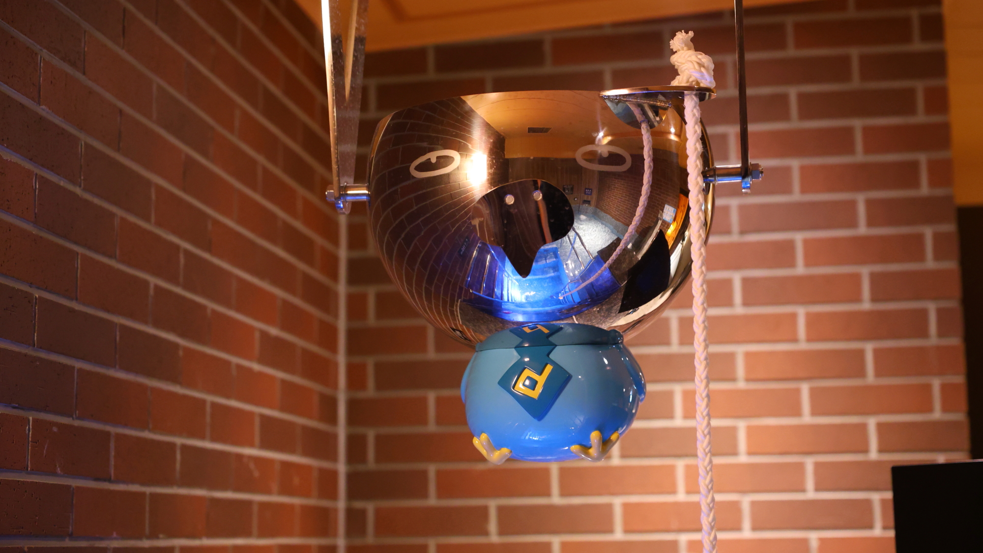 ひもを引っ張るとバケツに溜まった水が頭部にバシャッ！サウナご利用時のクールダウンとしておすすめです！ただし無理せずご利用くださいませ。