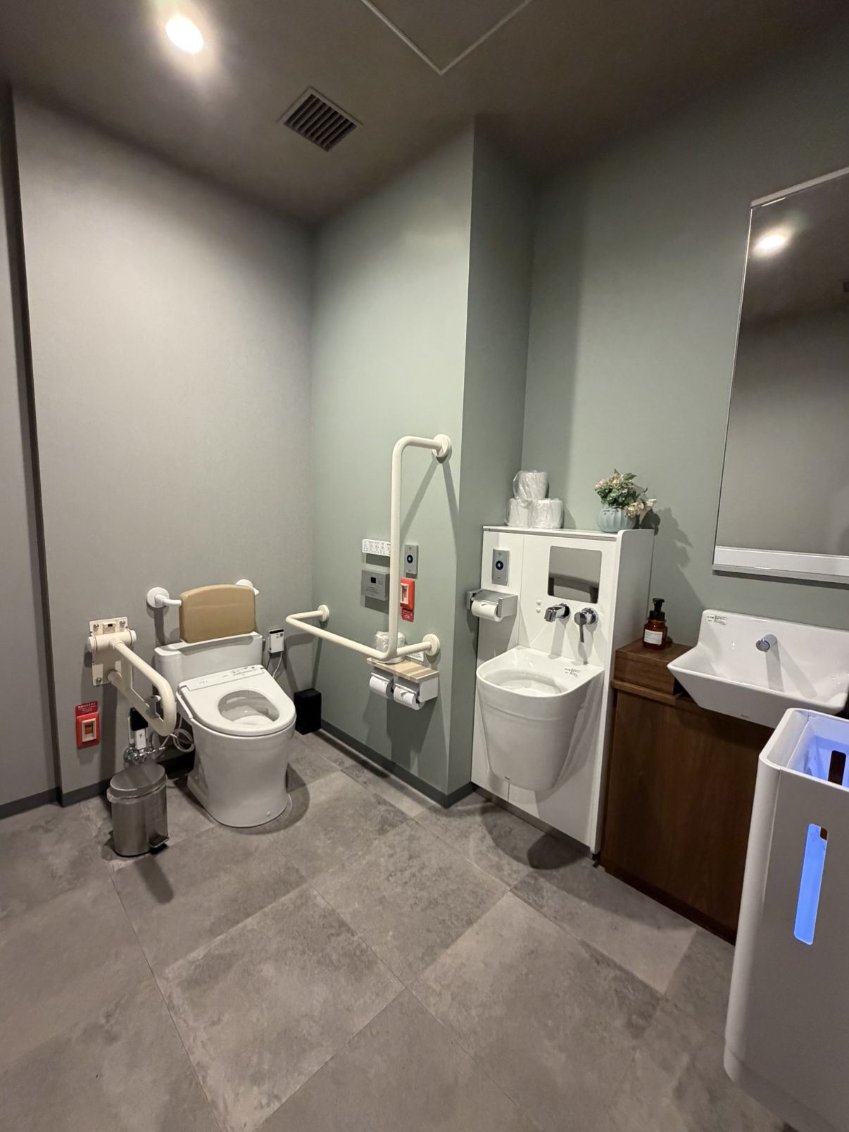 ■1階共用トイレ（バリアフリー仕様）