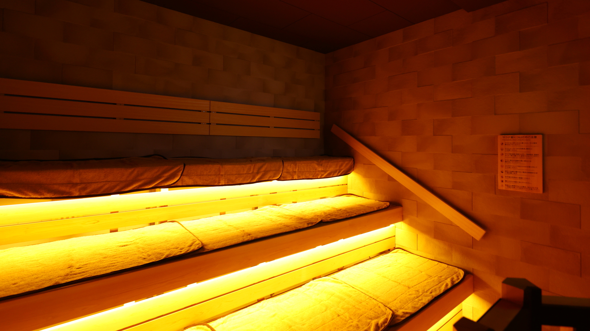 【オートロウリュ高温サウナ】20分に1回のオートロウリュ(室温:90℃)