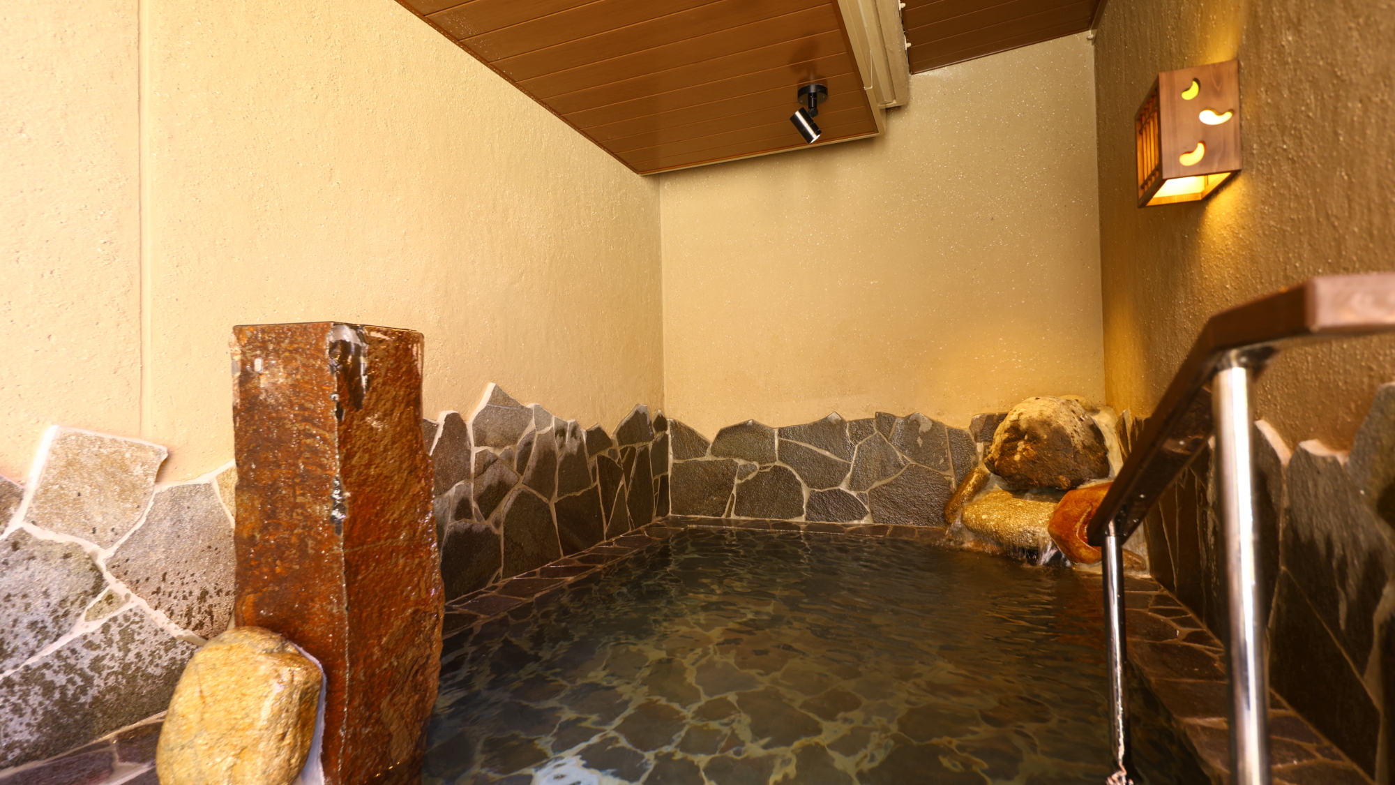 【天然温泉 三刀屋(みとや)の湯】露天風呂（湯温：約41℃～43℃）