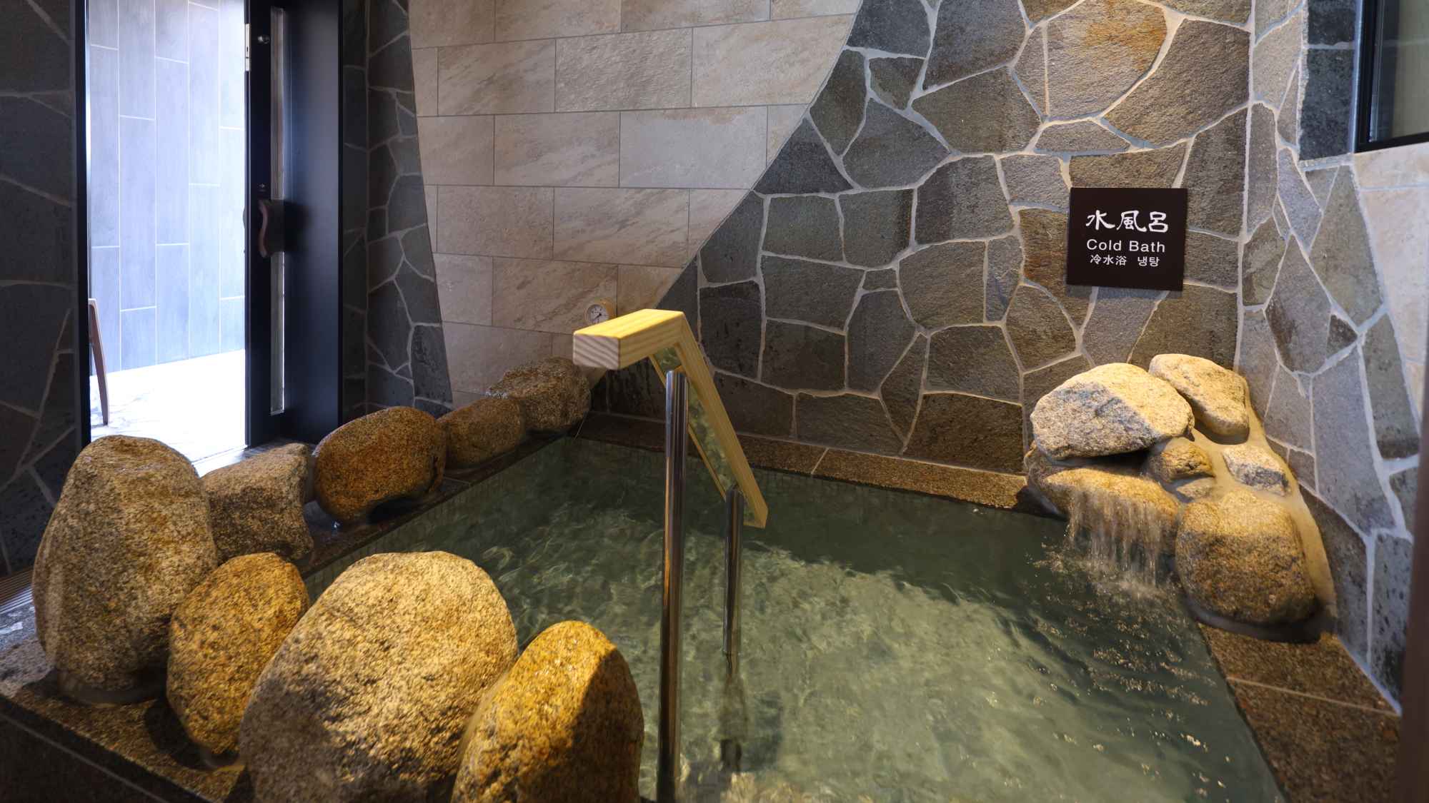 【女性】水風呂（水温：17～18℃）