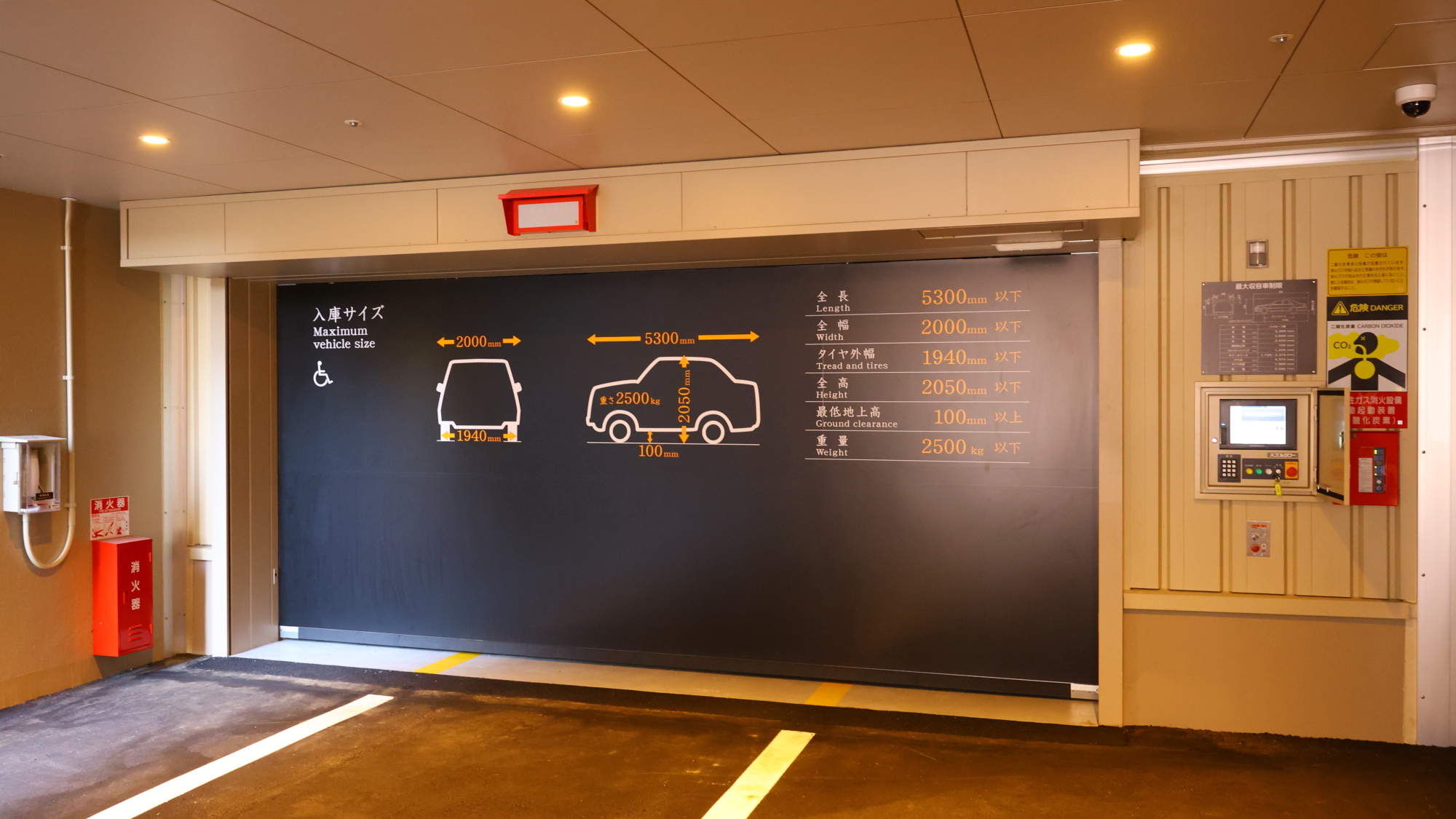 【館内設備】タワー式立体駐車場　※先着順（32台、1泊1,500円）