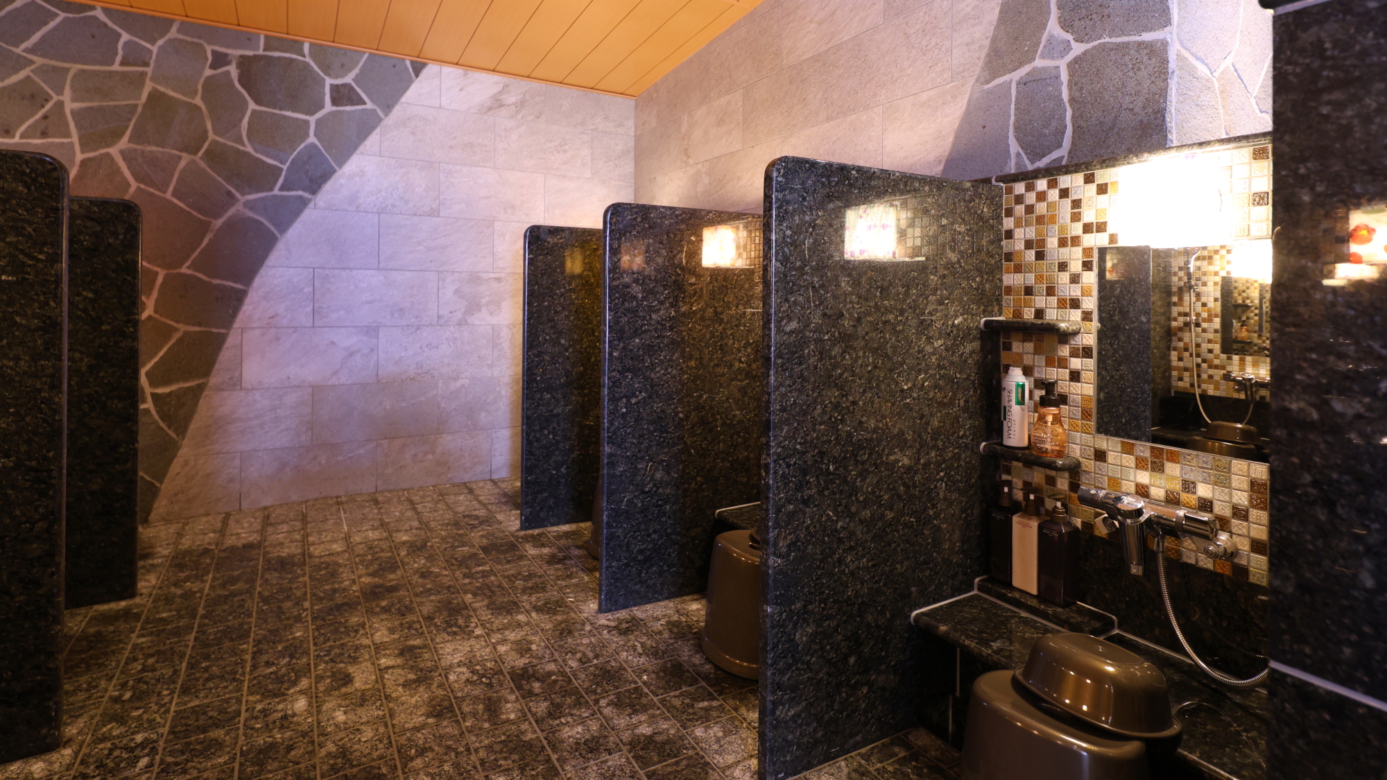 【男性】洗い場（カラン9個設置）