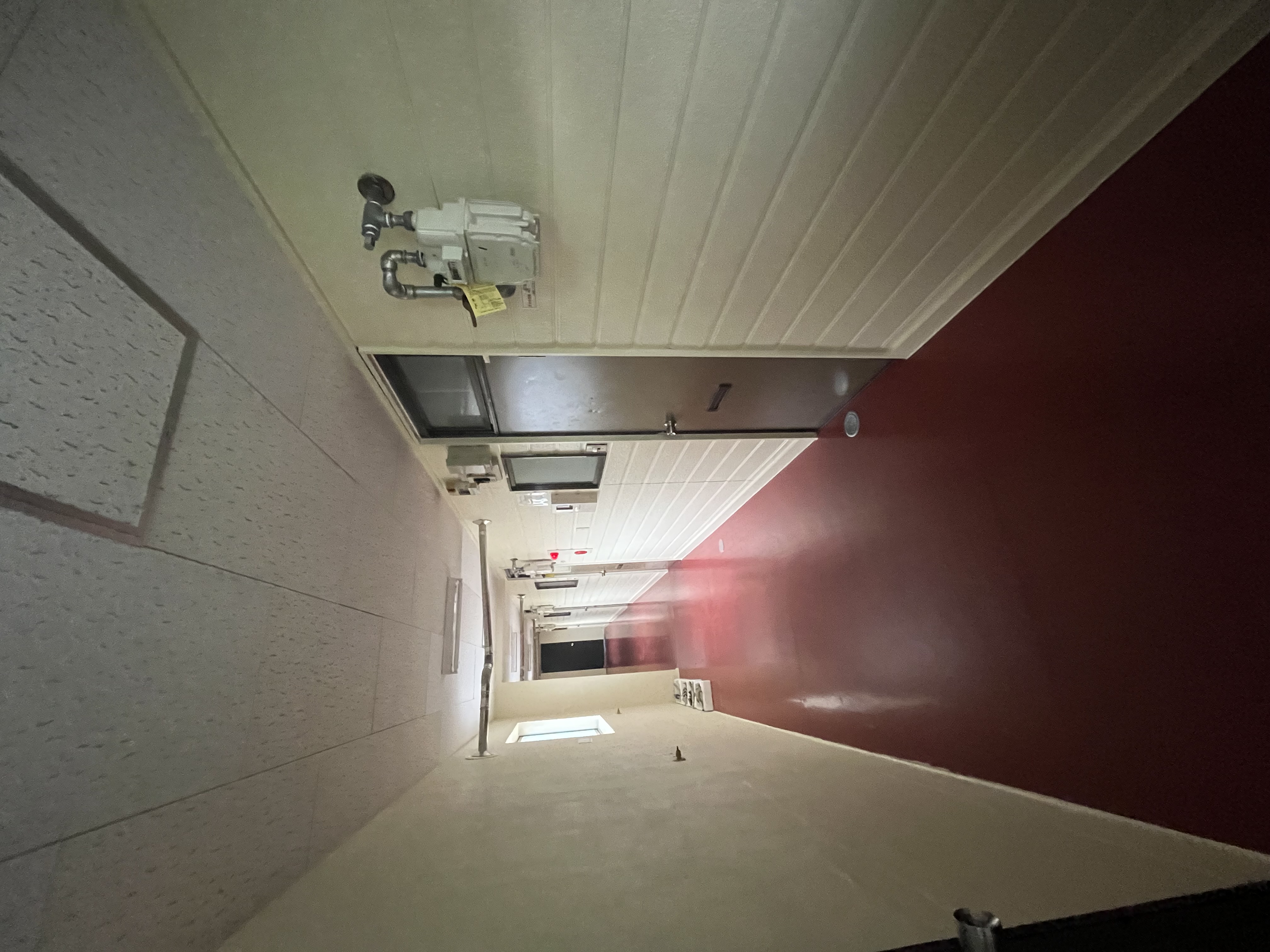 階段を、登って廊下入り口ドアを開ければ廊下です！