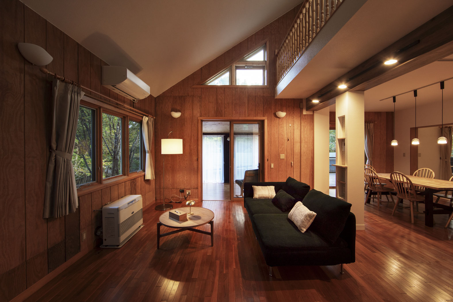 夜のリビングルーム