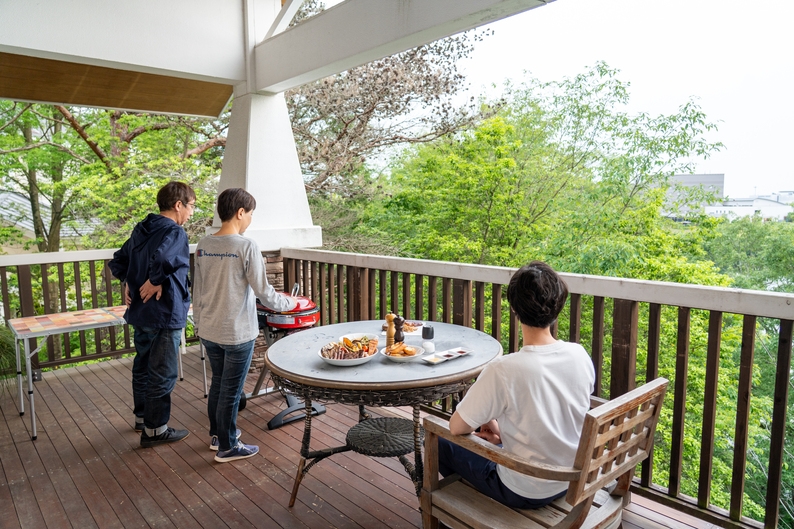 【ご夕食付】ホテルシェフ監修のグリルを、森に囲まれた洋風コテージのテラスで