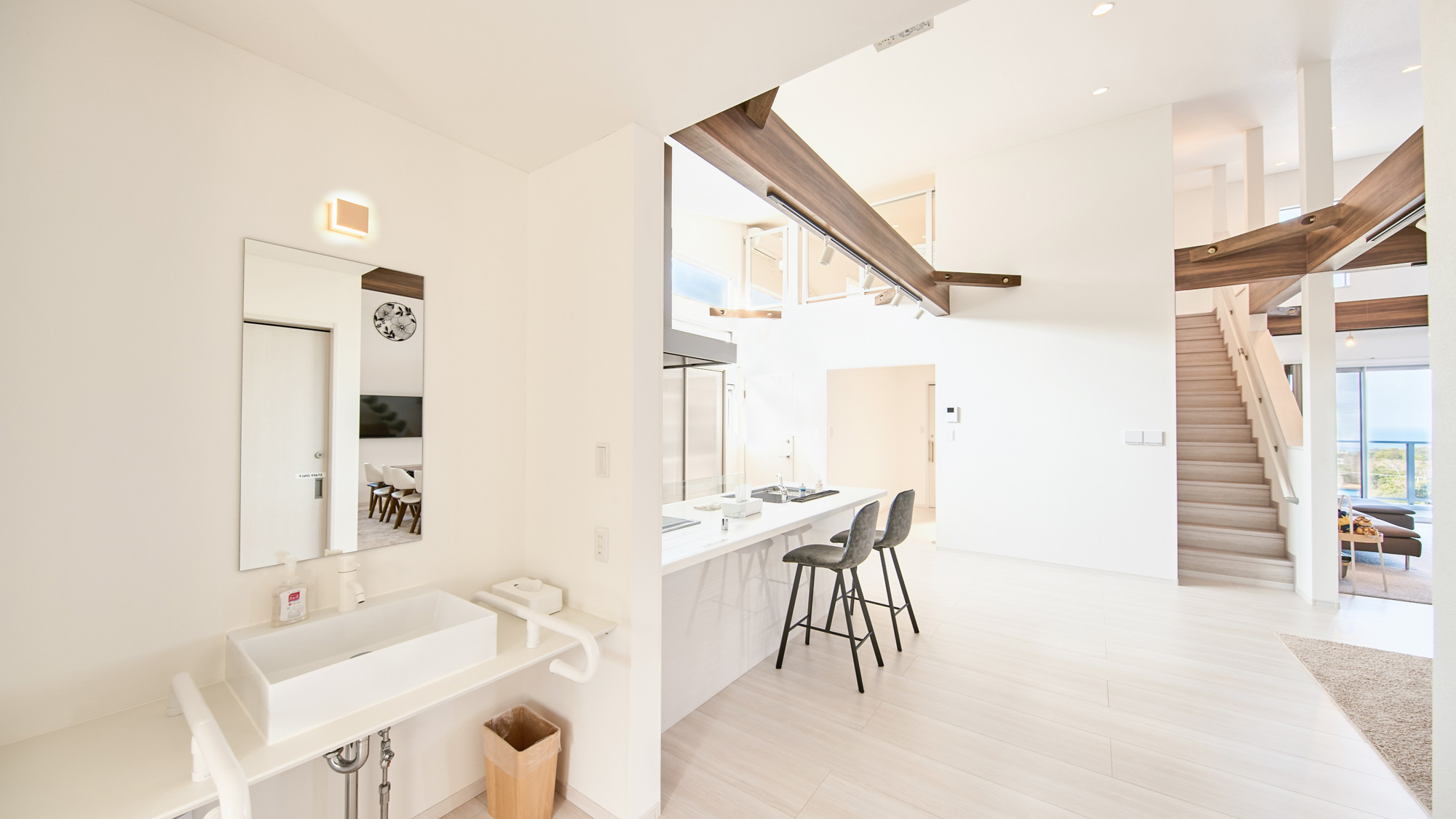 リビングにも低めの洗面スペースがあります