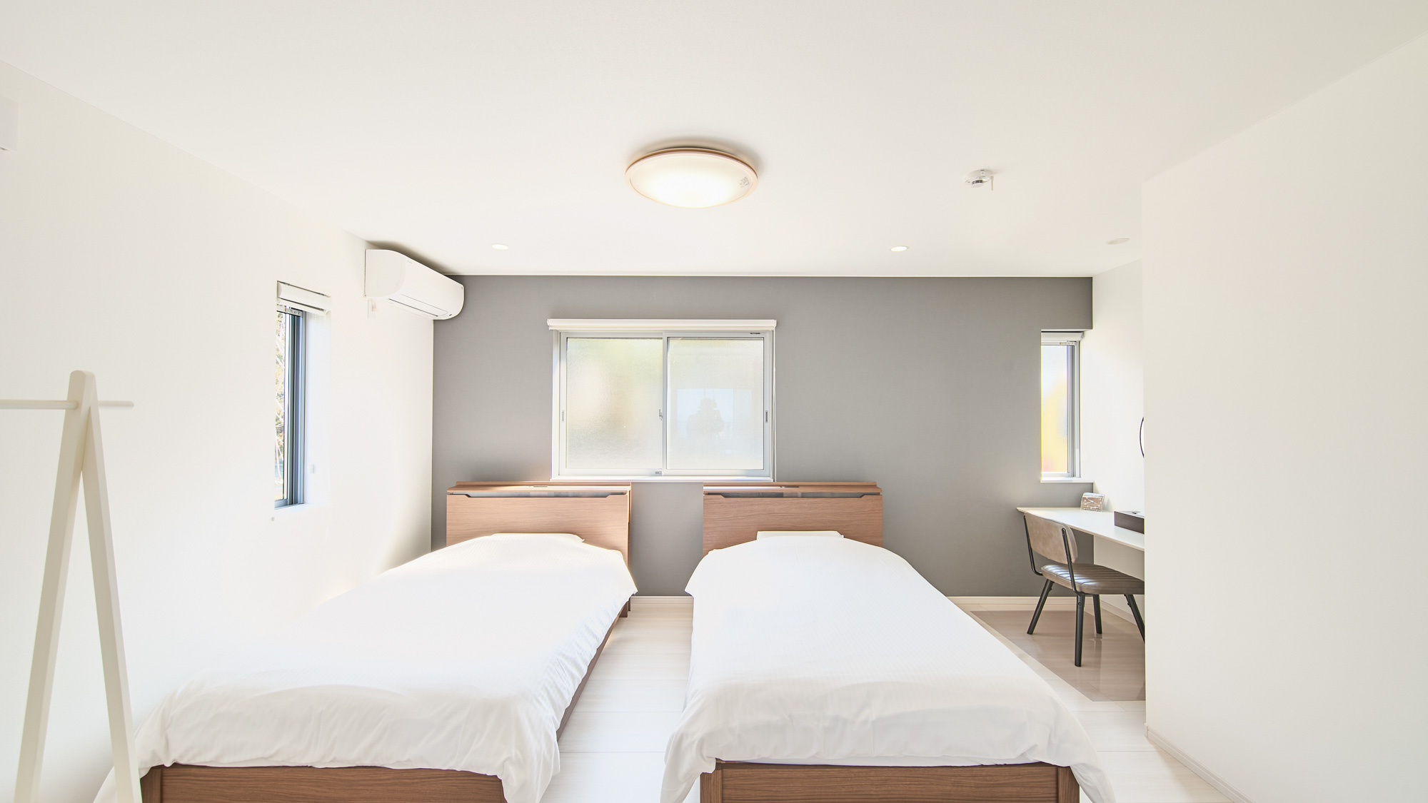 寝室（2F）：セミダブルベッド×2台